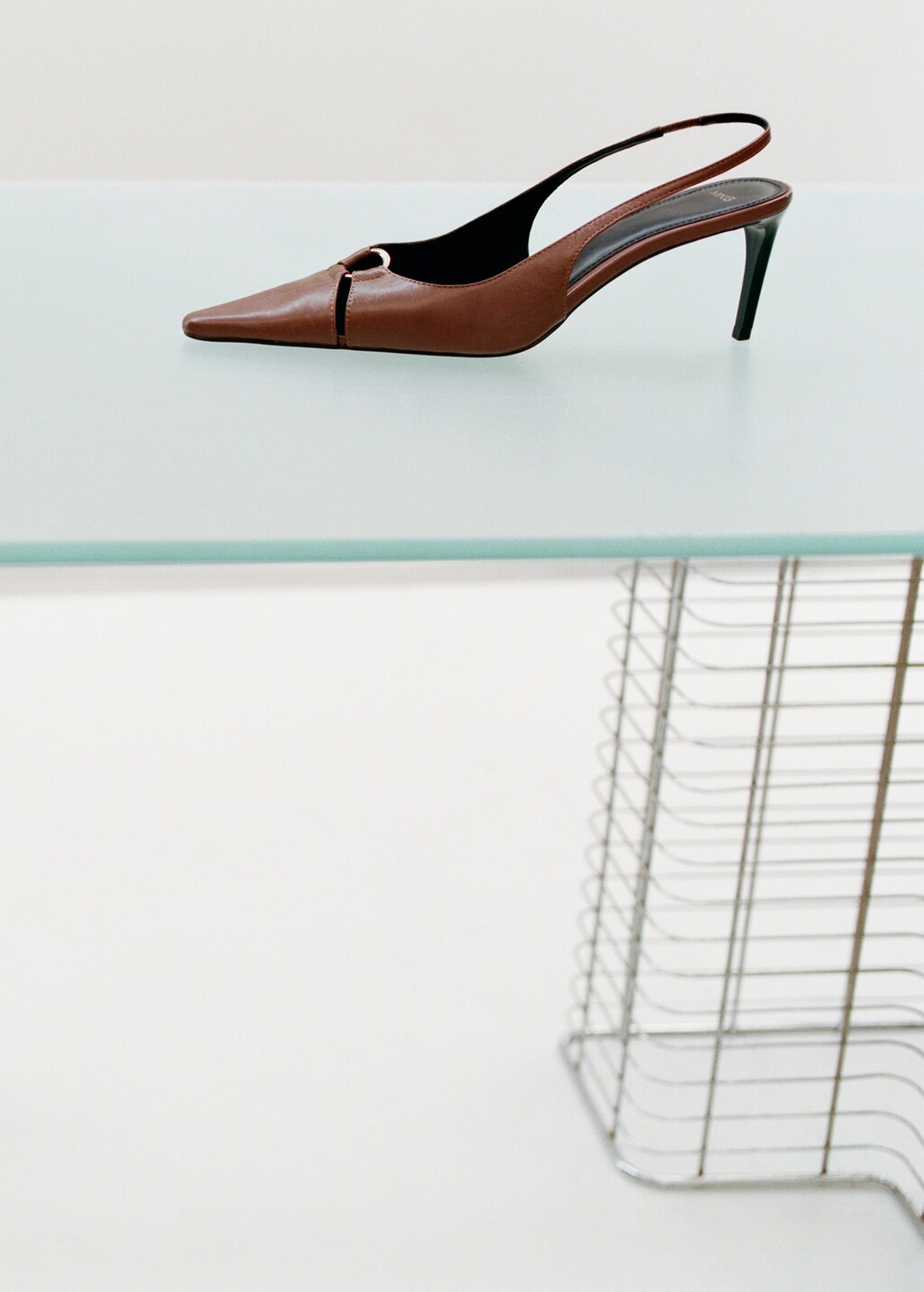 Leather heeled shoes with ring