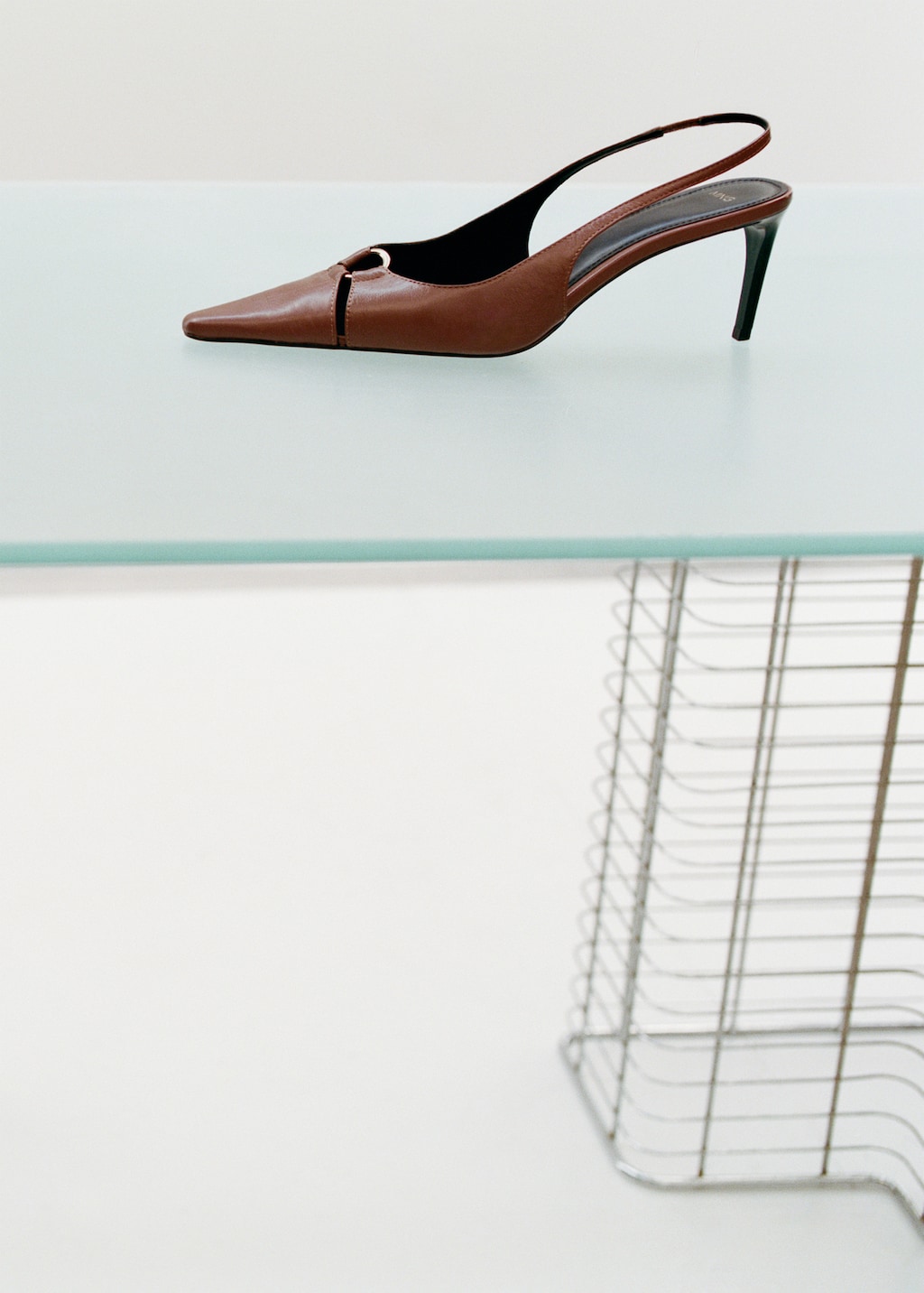 Leather heeled shoes with ring