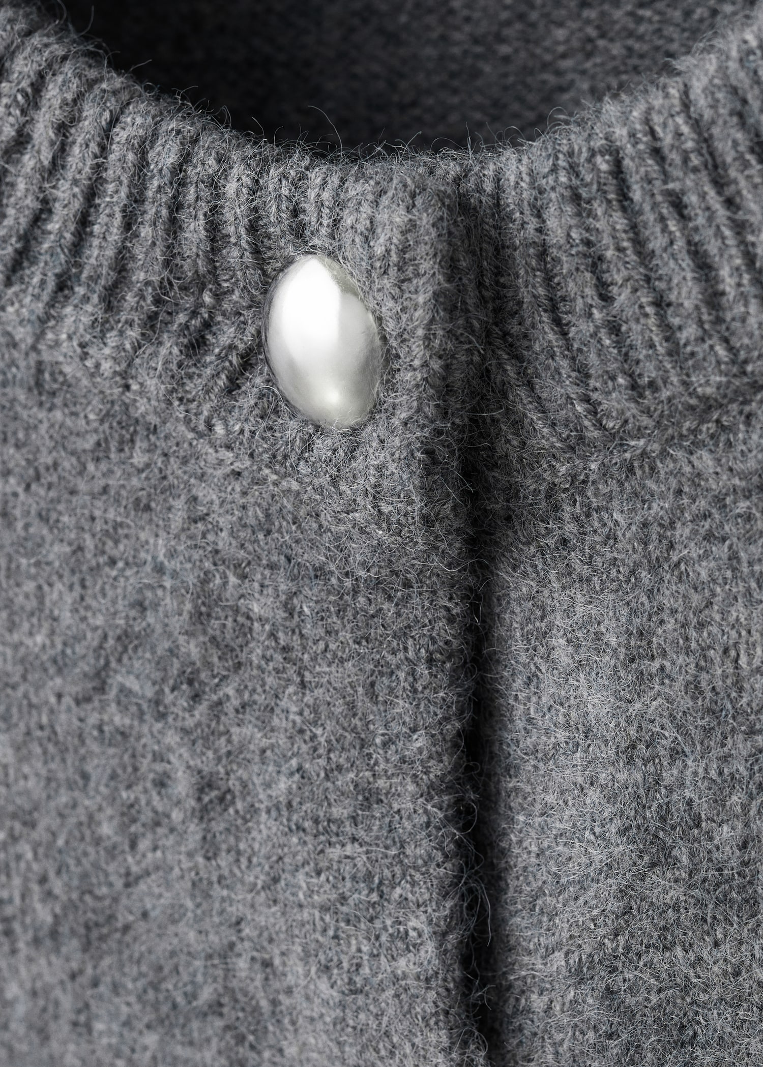 Chunky-knit cardigan with buttons - Details of the article 8