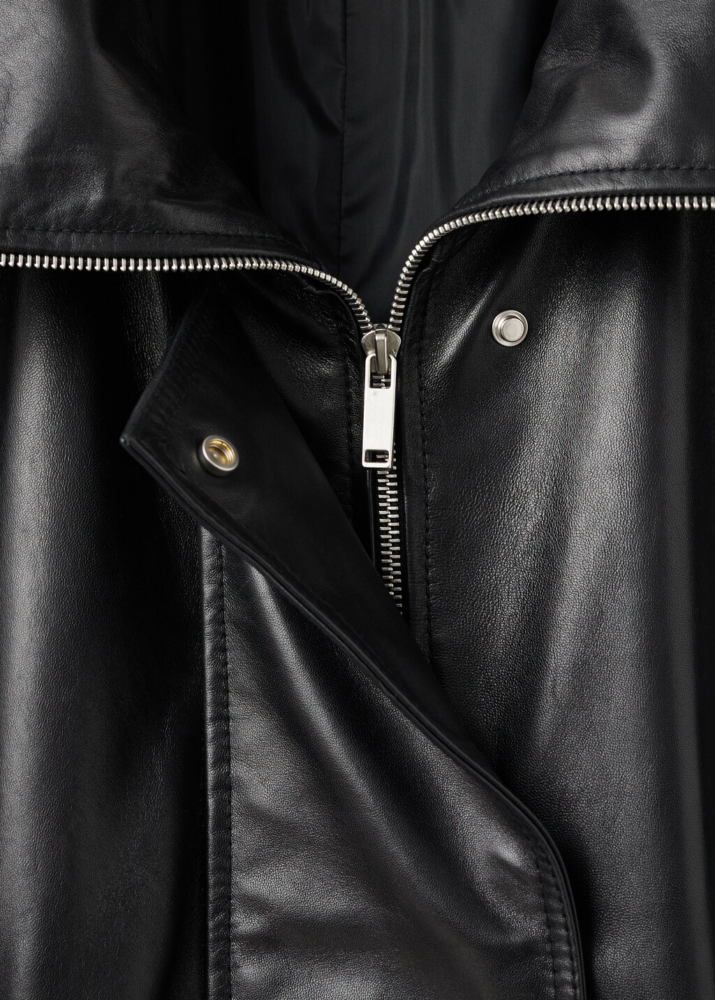 100% leather jacket with notched lapel collar