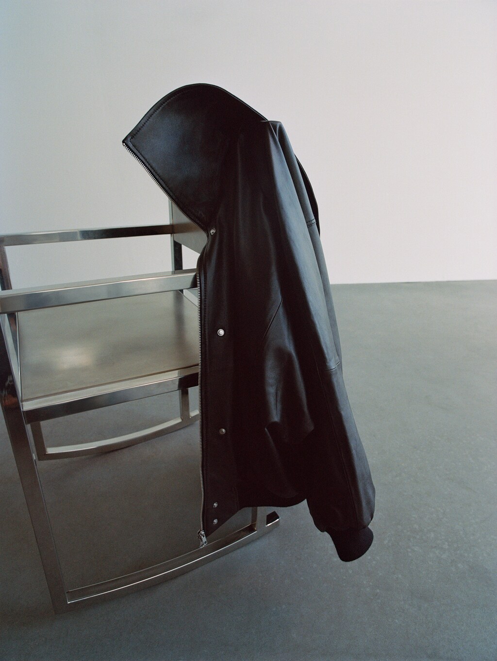 100% leather jacket with notched lapel collar