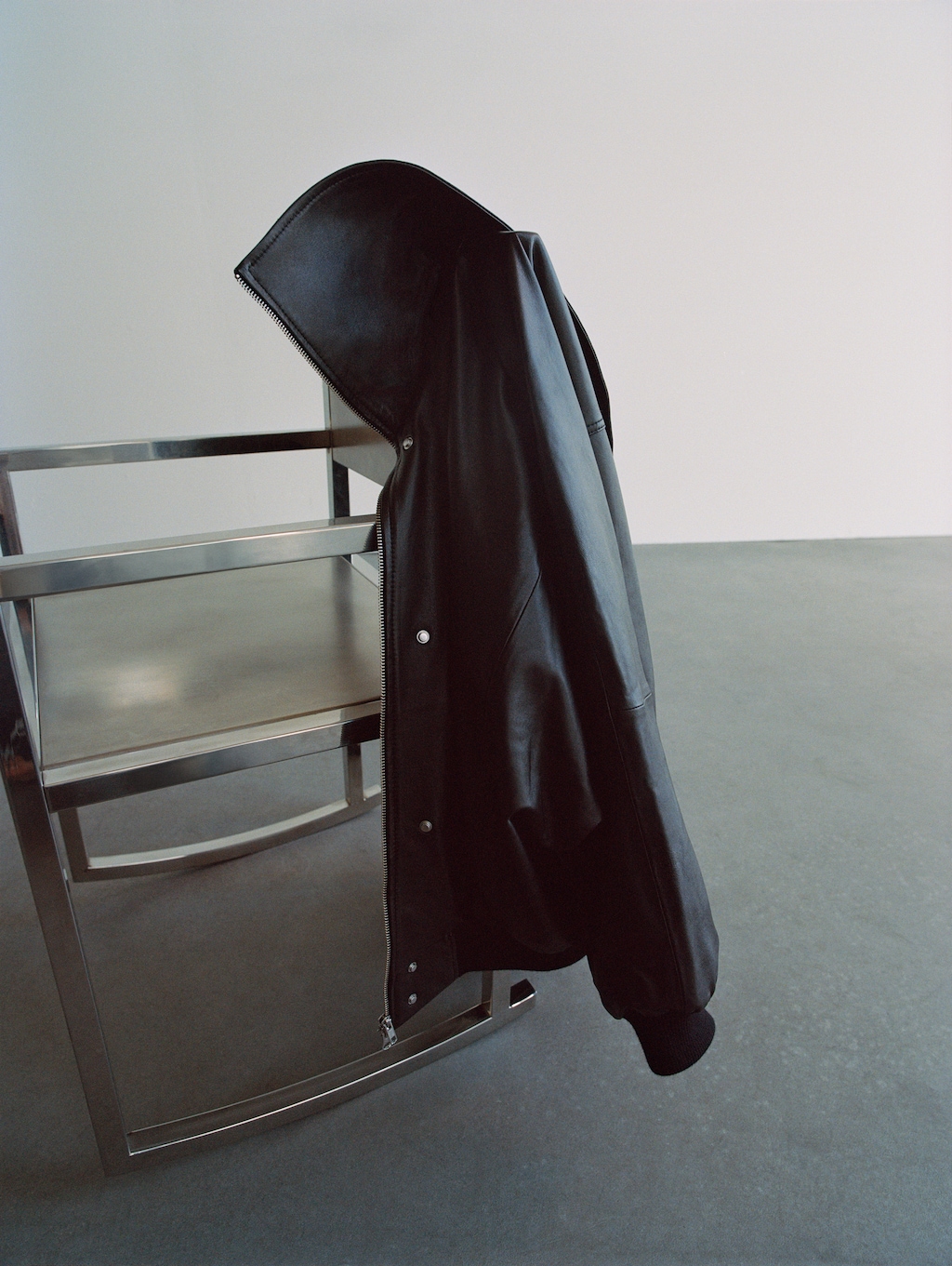 100% leather jacket with notched lapel collar