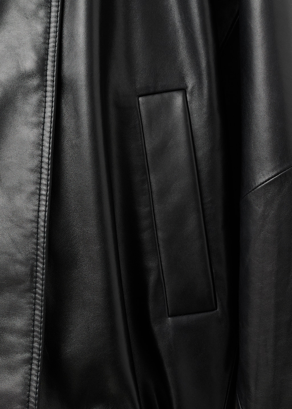 100% leather jacket with notched lapel collar
