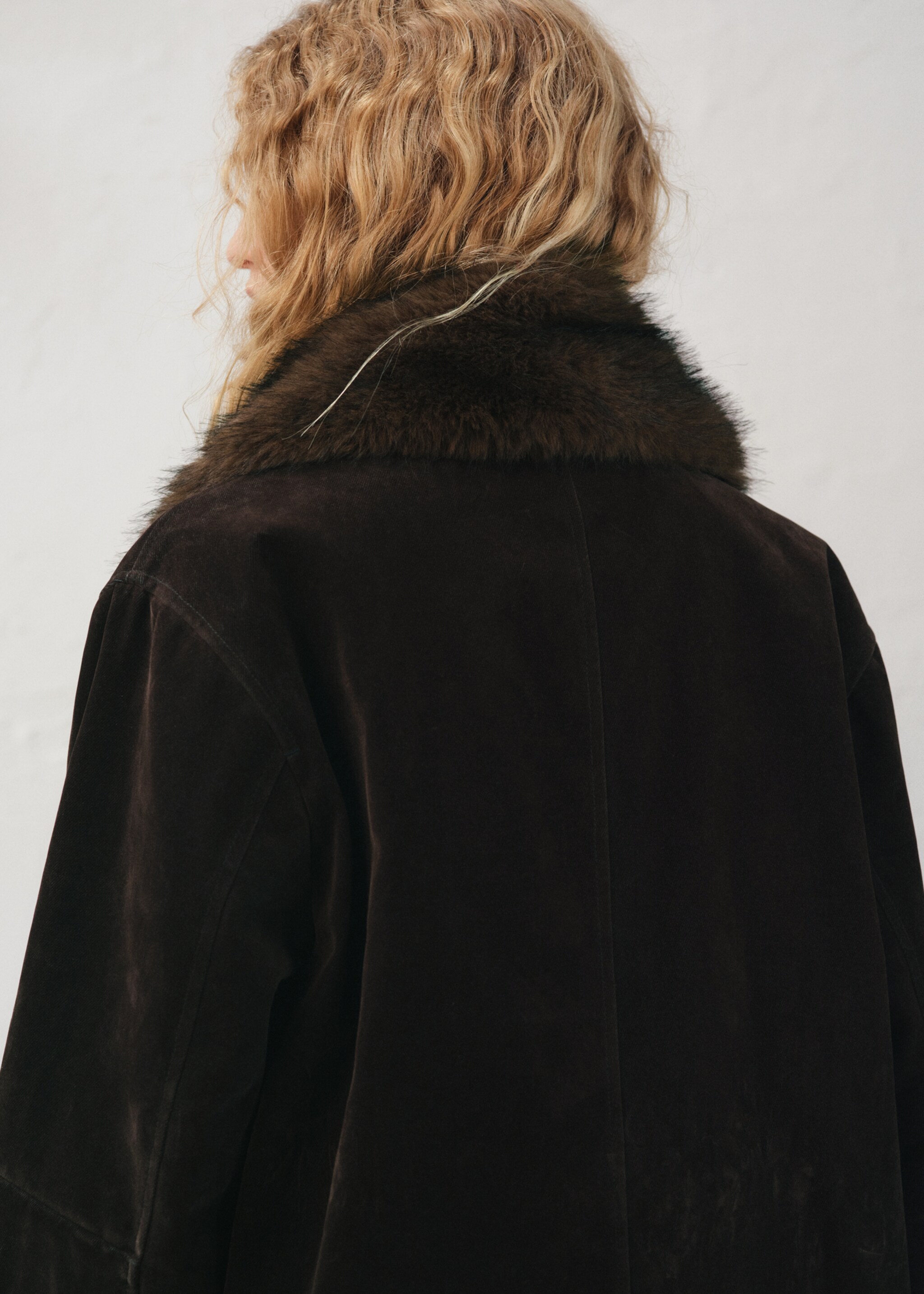 Velvet finish parka with faux-fur collar - Reverse of the article, Chocolate. Ref: 17097804-01.