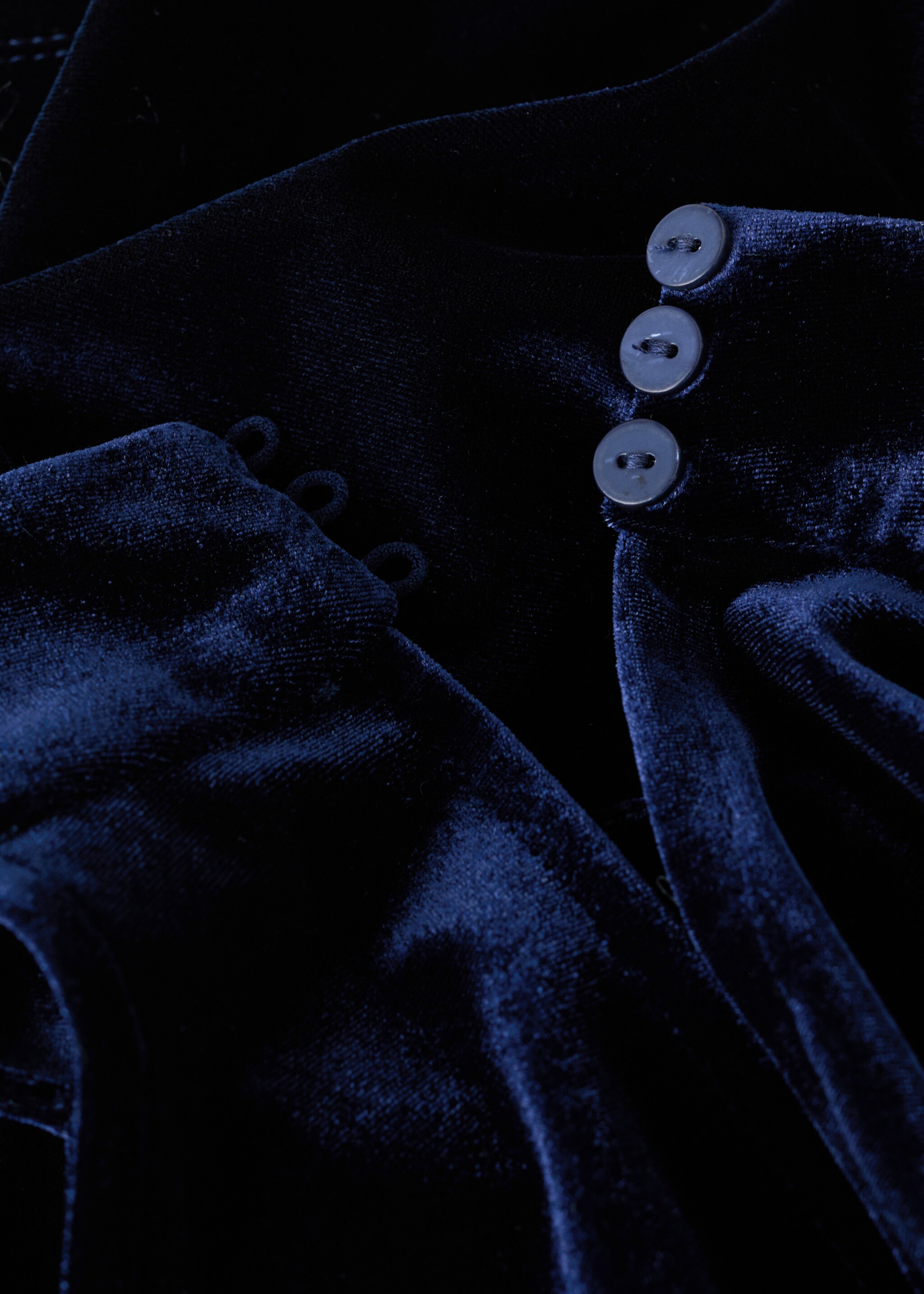 Velvet halter-neck dress - Details of the article 8, Navy. Ref: 17098279-01.
