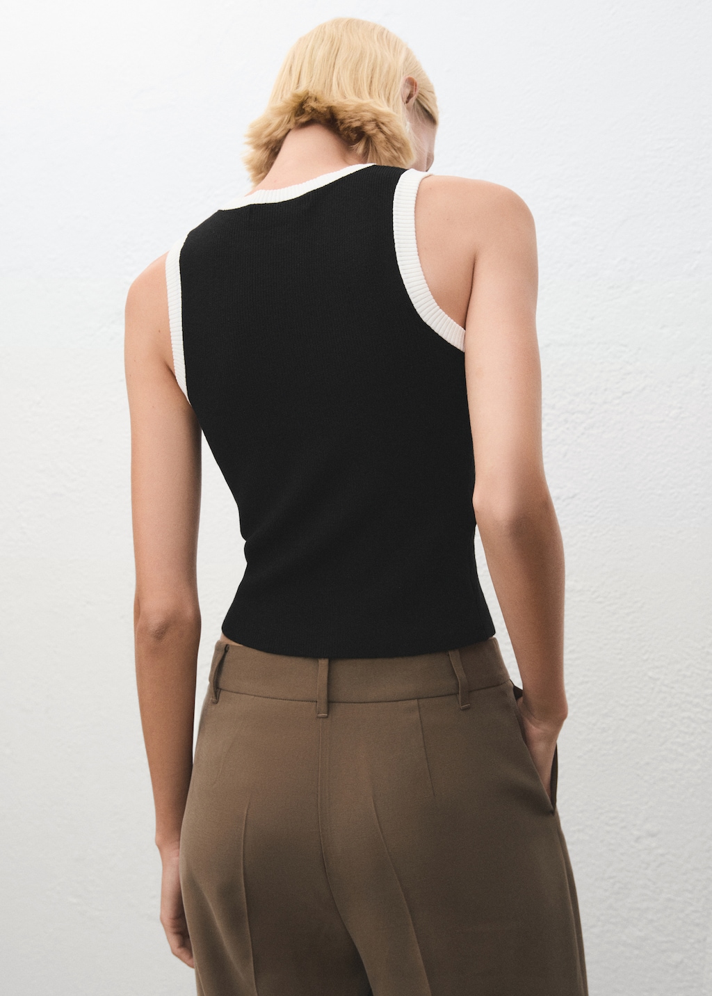 Knitted top with contrasting piping