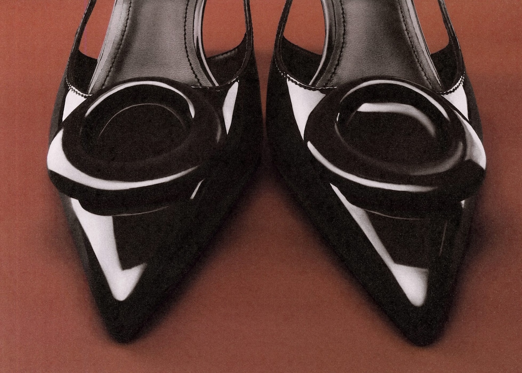 Patent leather high-heeled shoes with ring detail