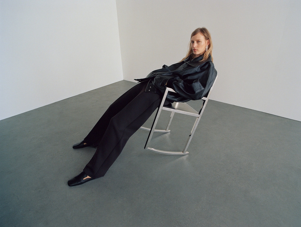 100% leather jacket with notched lapel collar