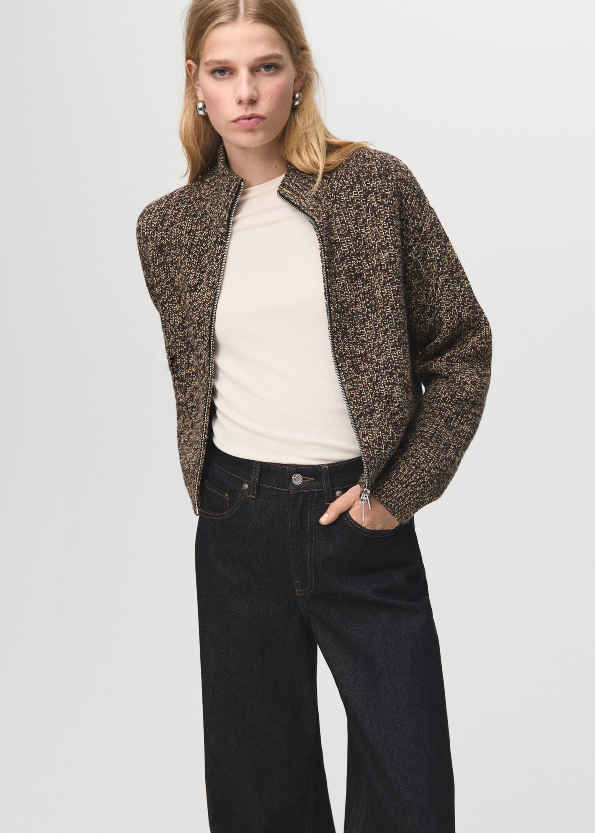 Turned-up straight jeans - Details of the article 1, Open Blue. Ref: 27001247-00.