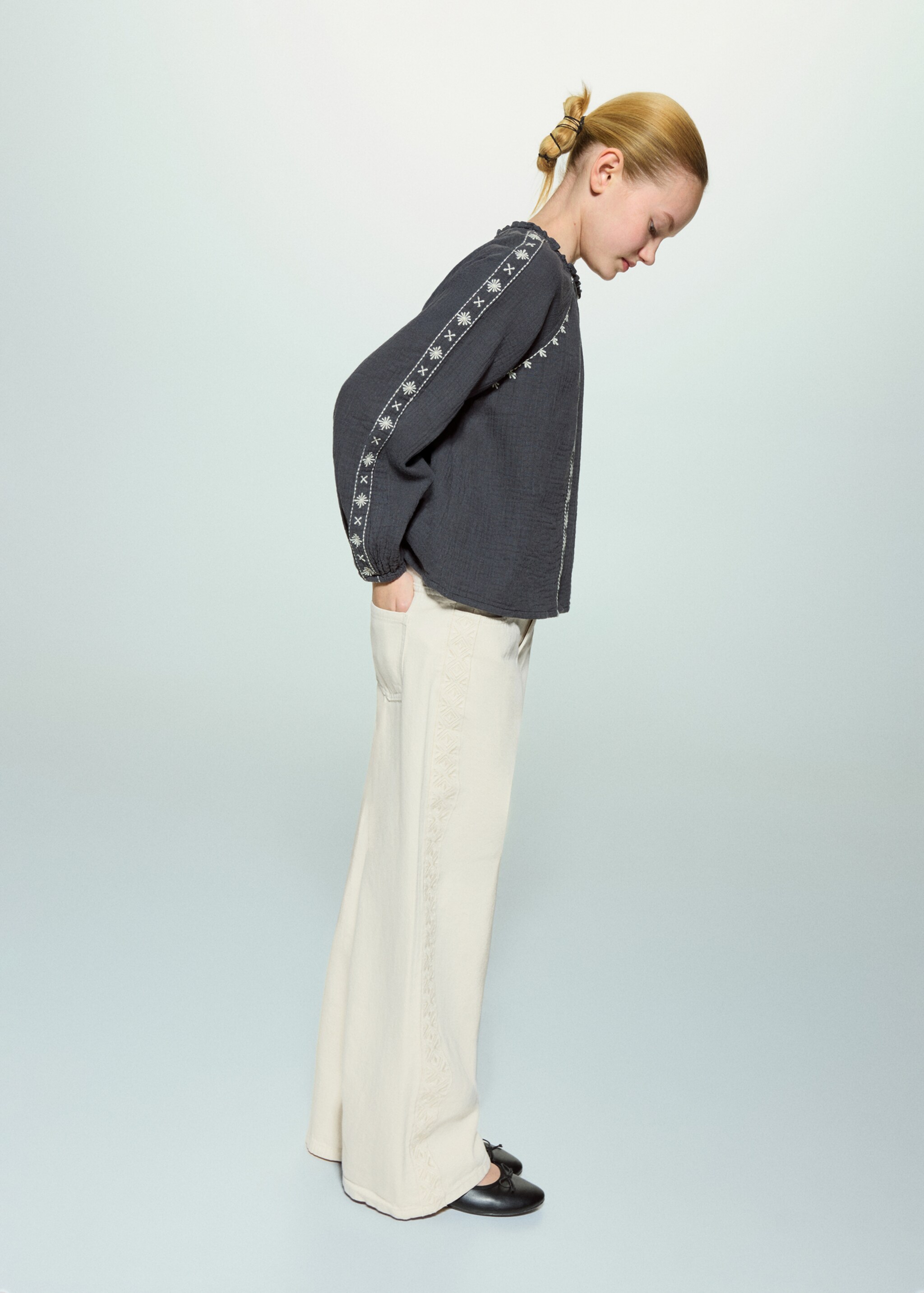 Jeans bordado lateral - Plano medio, Arena. Ref: 27001267-00.