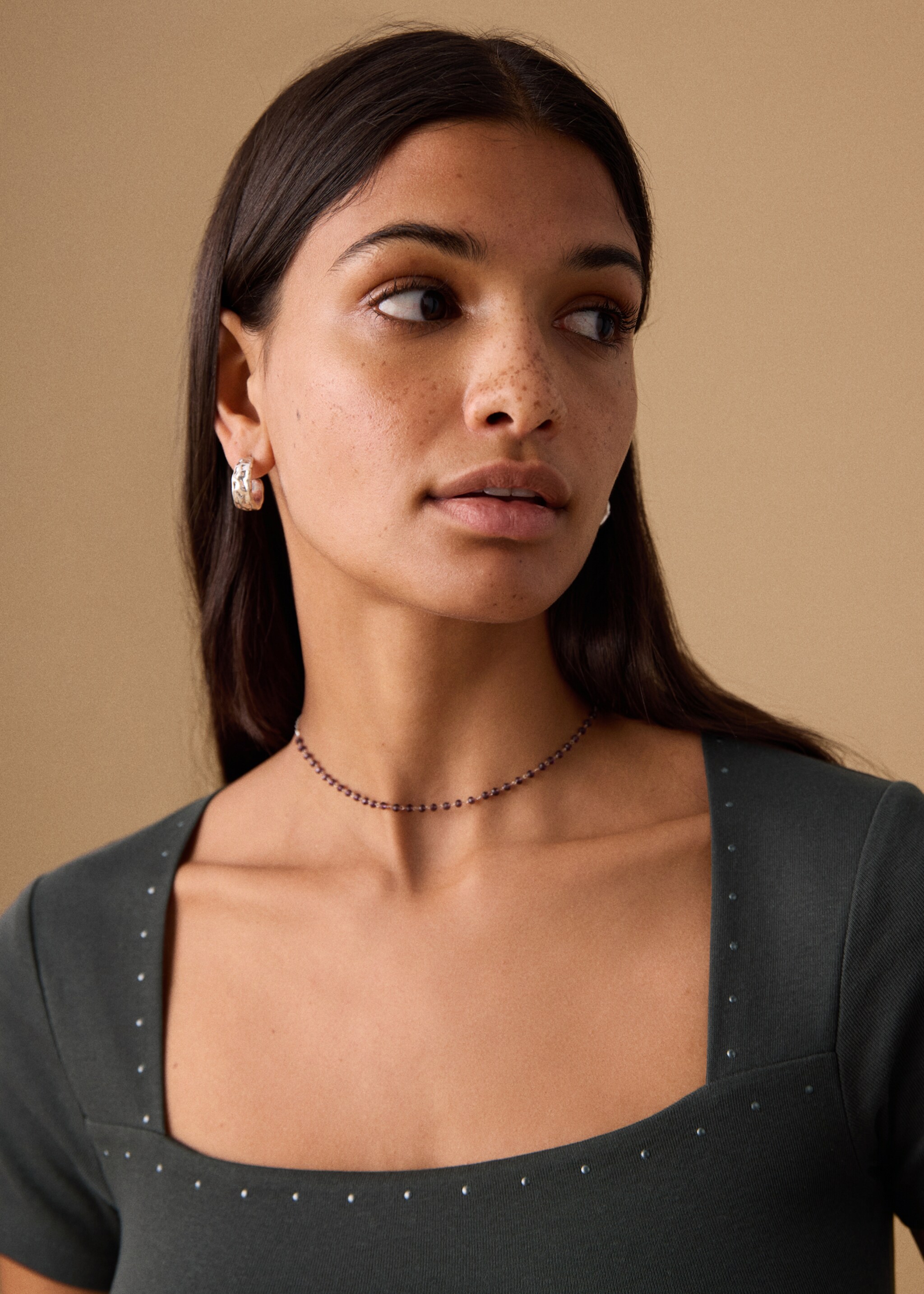 Short studded t-shirt - Details of the article 1, Charcoal. Ref: 27001331-00.