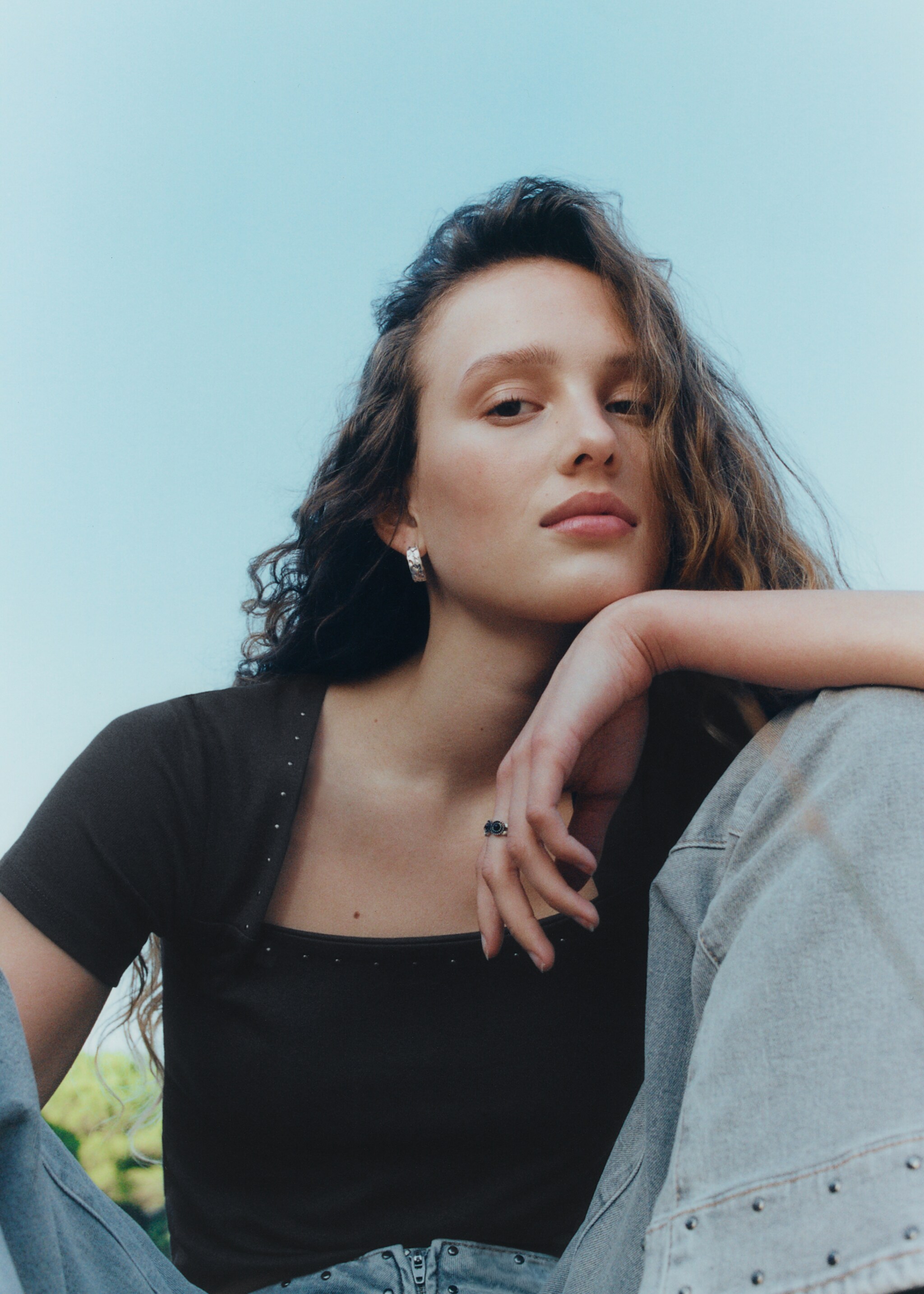 Short studded t-shirt - Details of the article 5, Charcoal. Ref: 27001331-00.