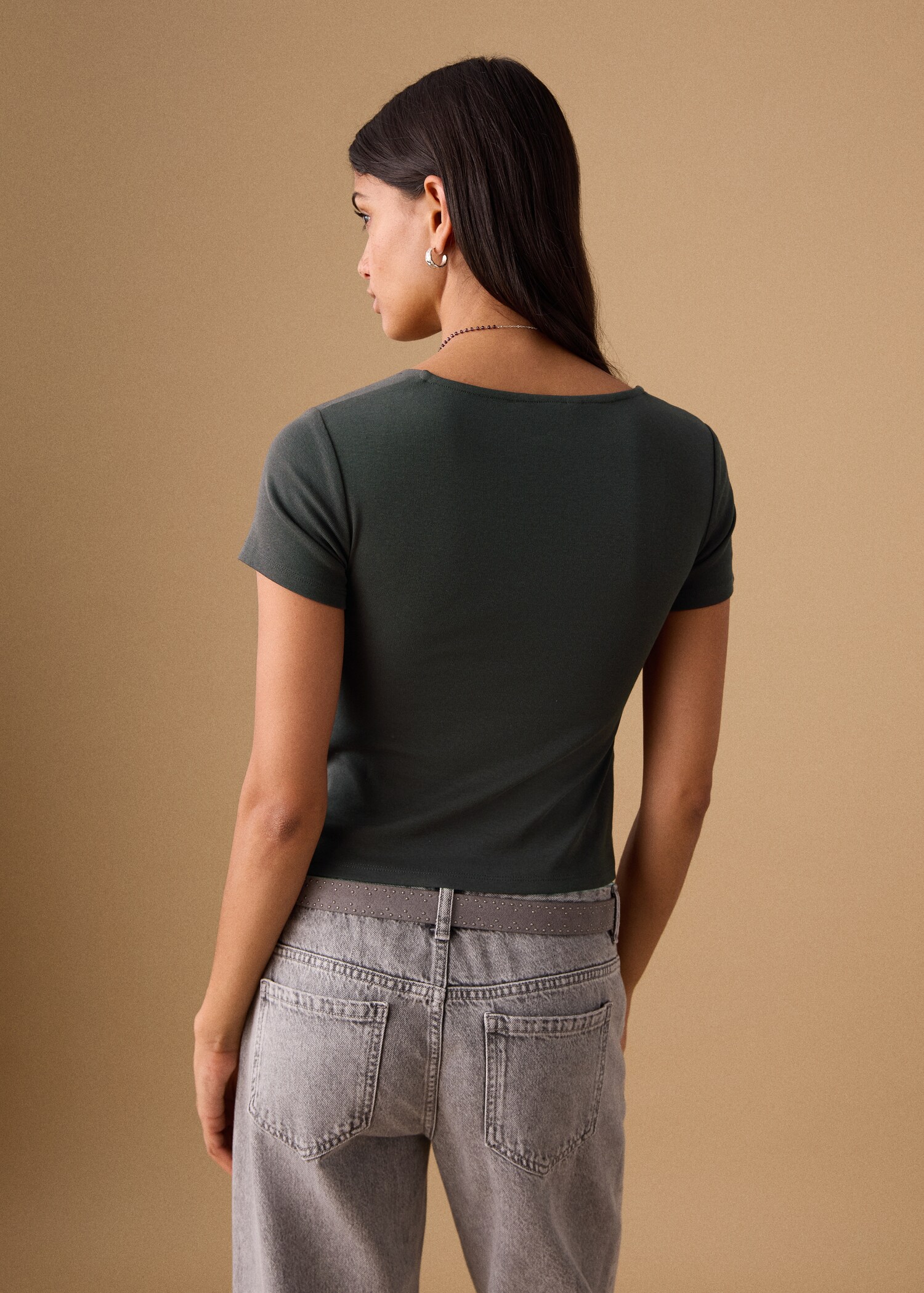 Short studded t-shirt - Reverse of the article