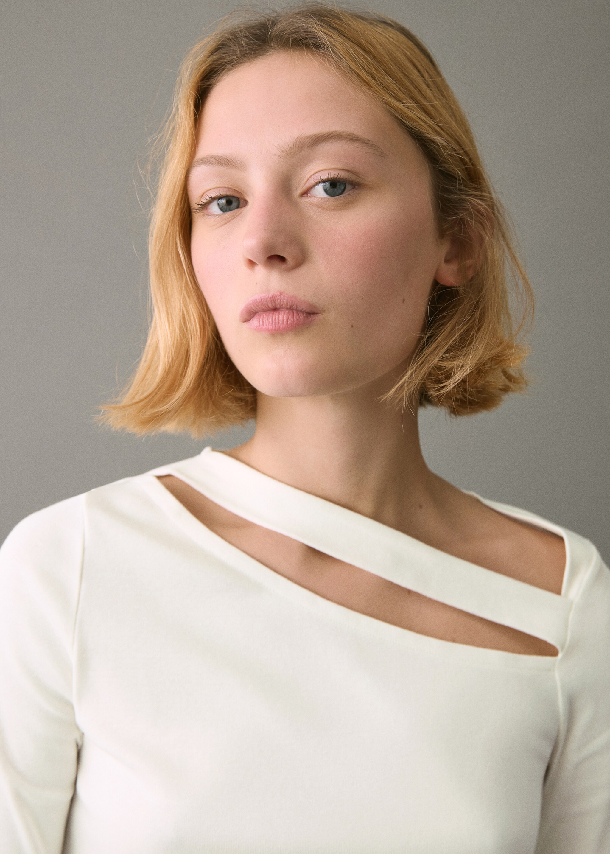 Asymmetrical t-shirt with cut-out - Details of the article 1, Off White. Ref: 27001335-00.