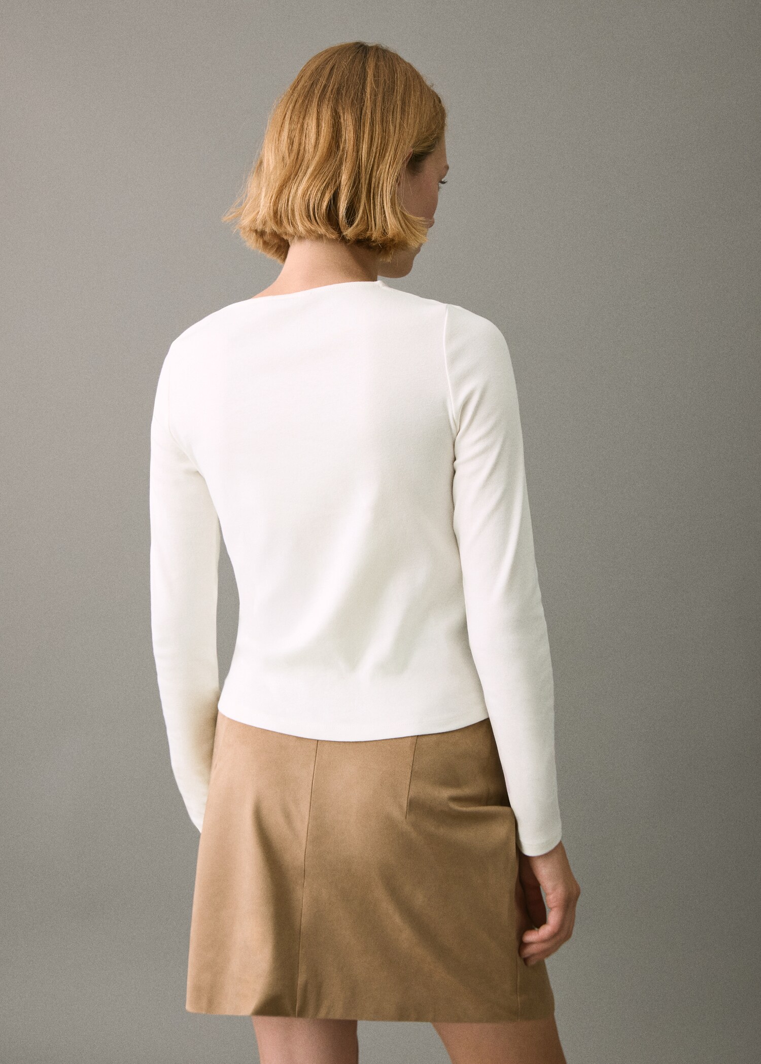 Asymmetrical t-shirt with cut-out - Reverse of the article