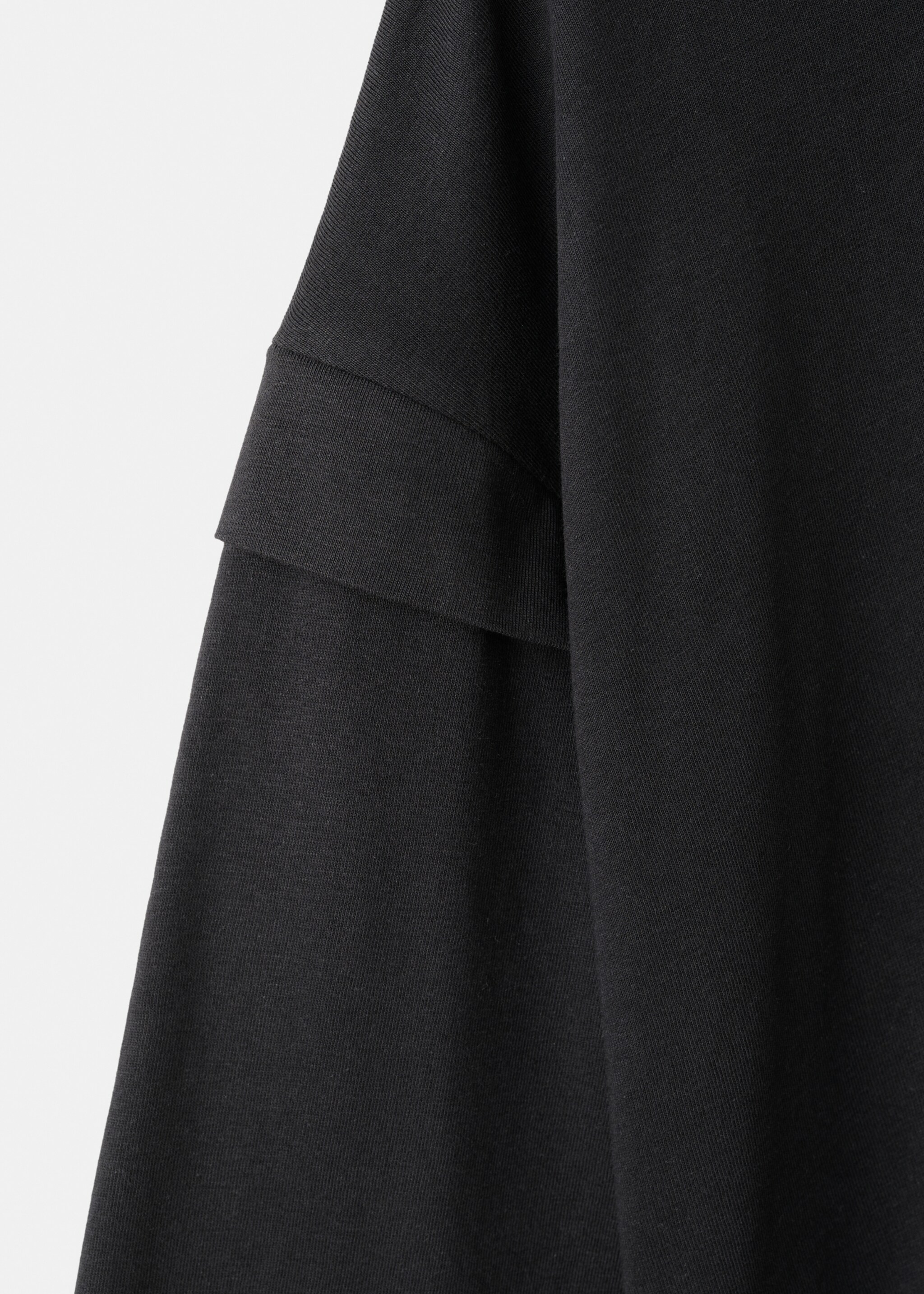 T-shirt met detail op mouw - Detail van het artikel 0, Zwart. Ref: 27001339-00.