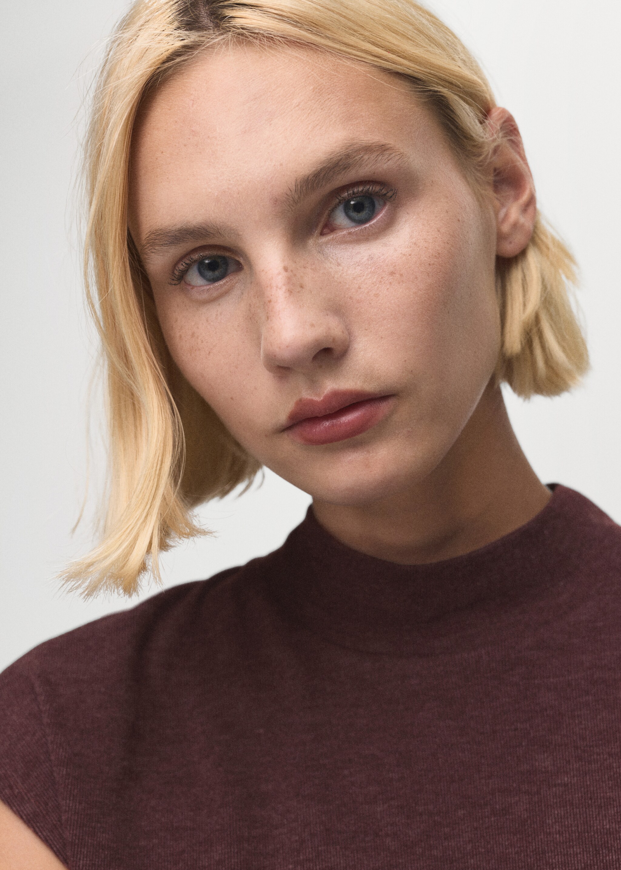 High collar T-shirt - Details of the article 1, Burgundy. Ref: 27001343-00.