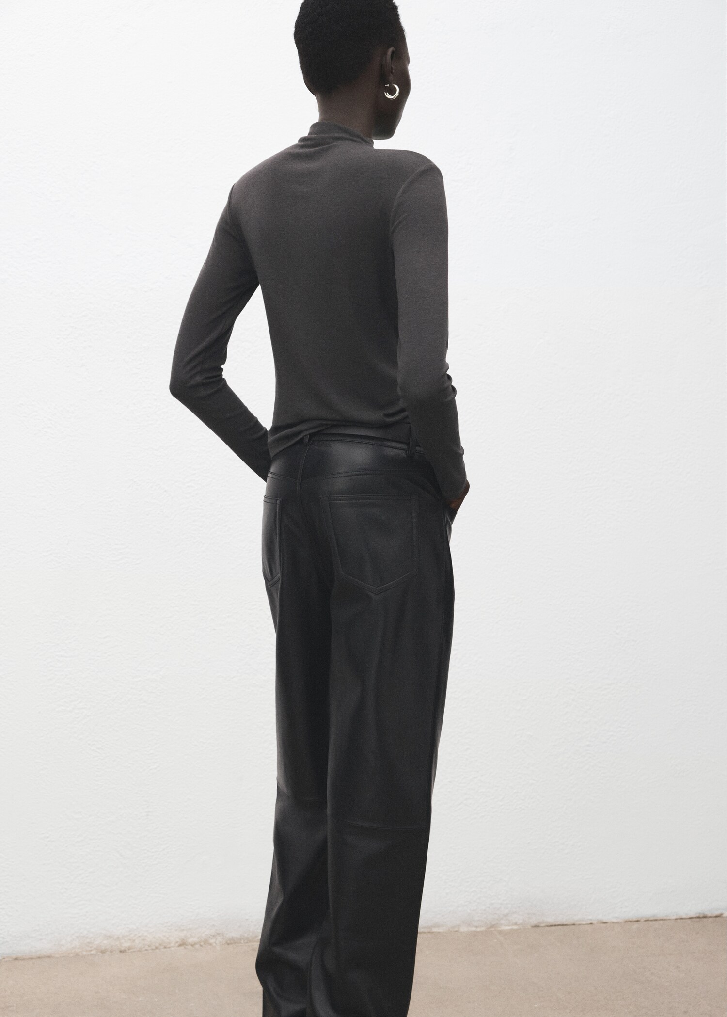 Turtleneck T-shirt - Reverse of the article