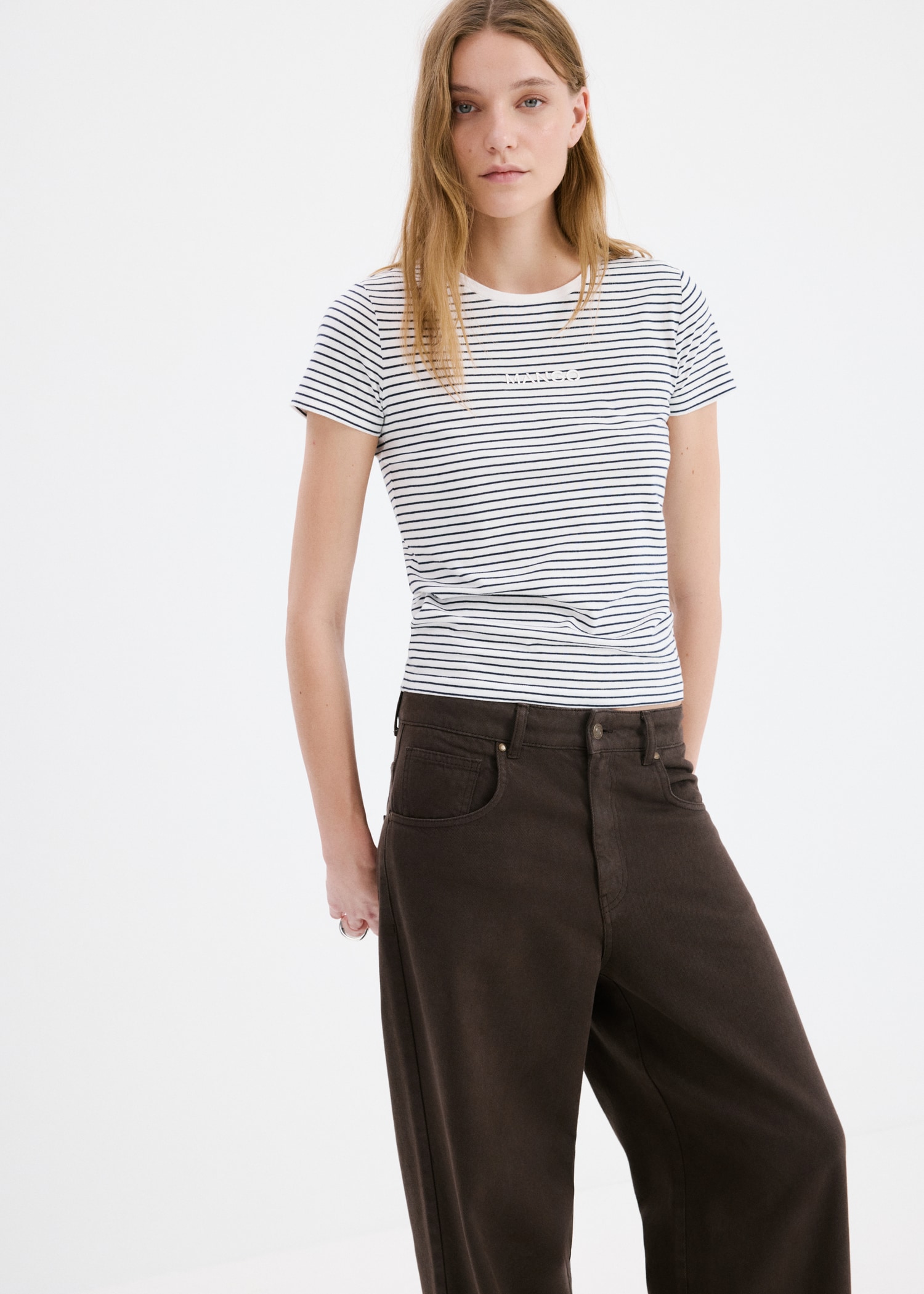 Camiseta algodón estampado logo - Plano medio