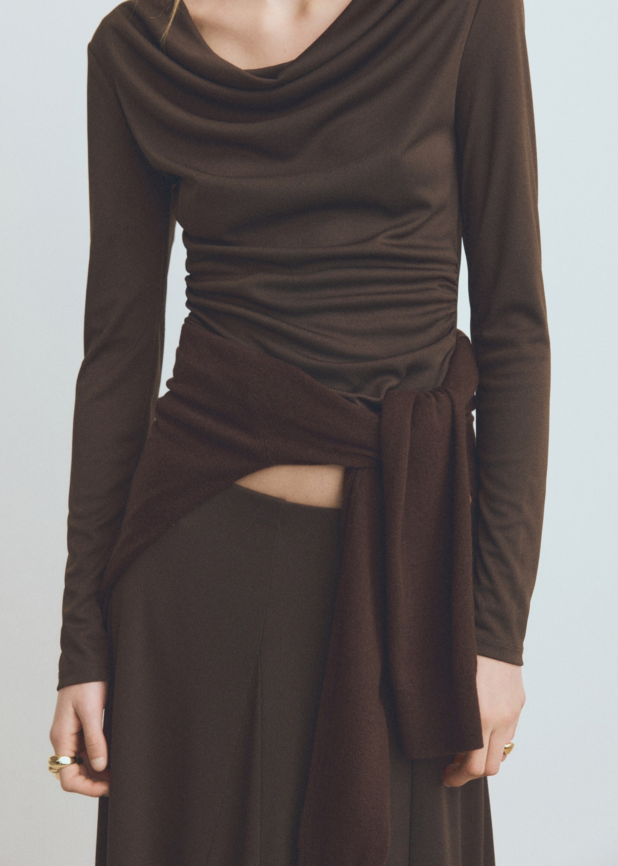 Fitted top with draped neckline - Details of the article 1, Brown. Ref: 27001354-00.