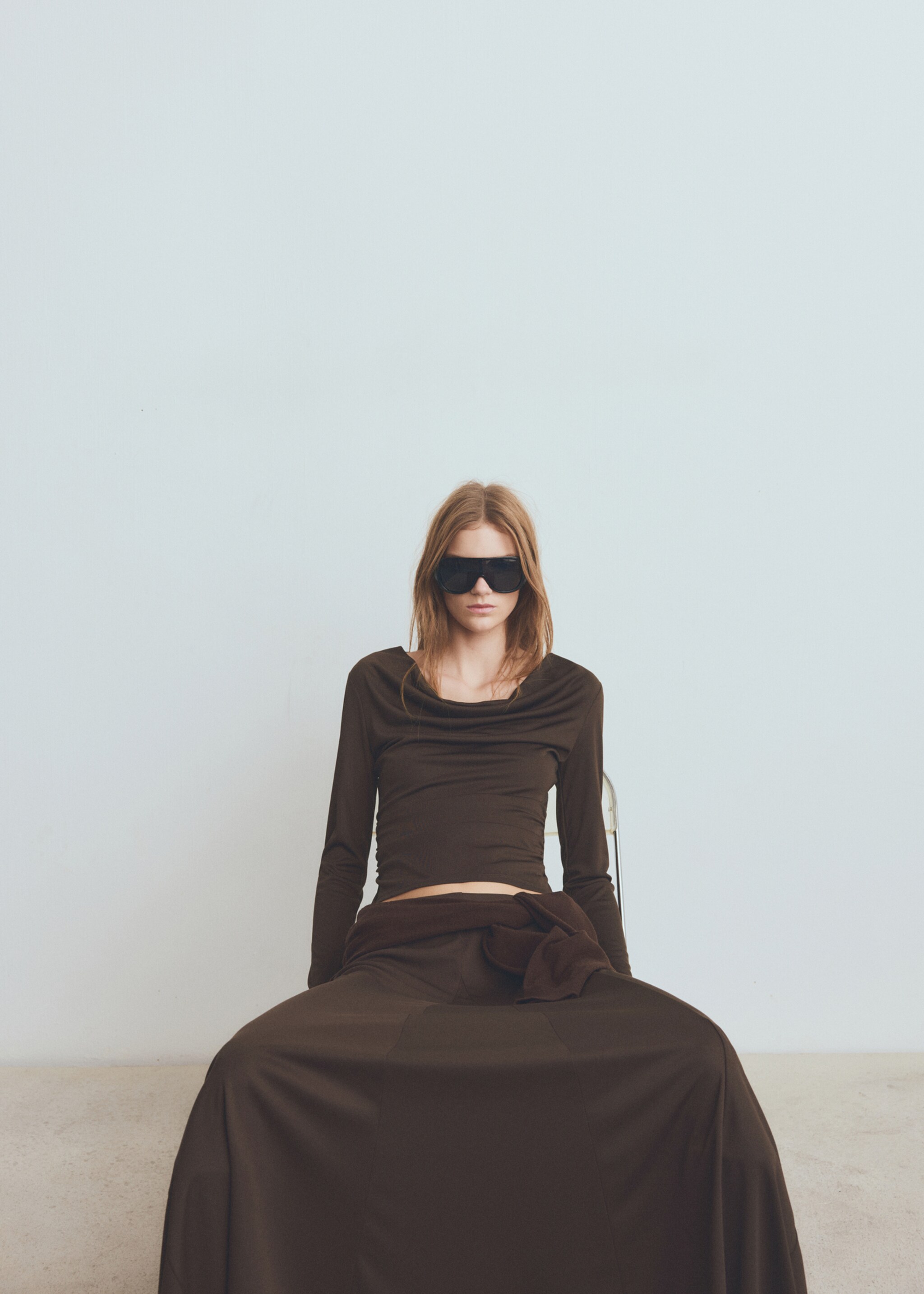 Fitted top with draped neckline - Details of the article 2, Brown. Ref: 27001354-00.