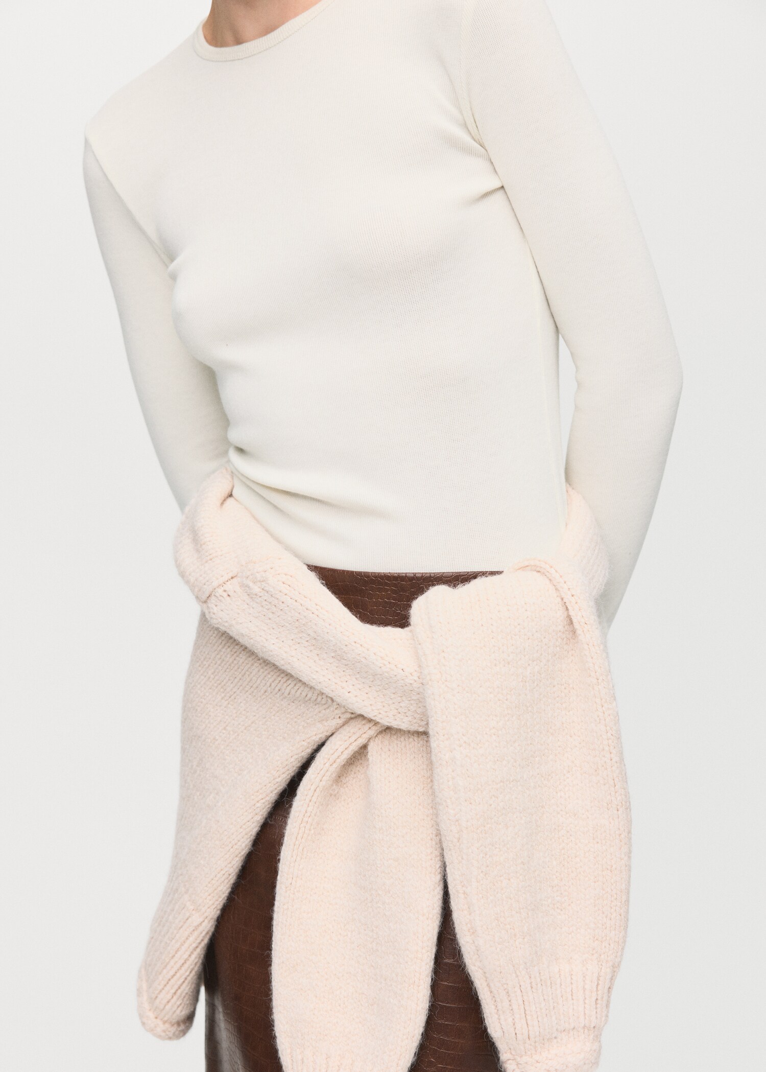 Лонгслив - Средний план