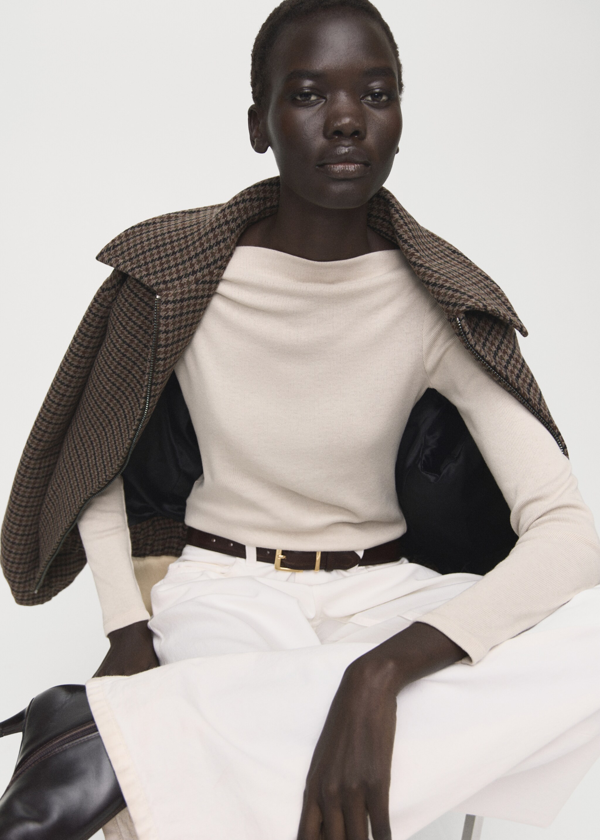 Long-sleeved boat-neck t-shirt - Details of the article 2, Sand. Ref: 27001360-00.