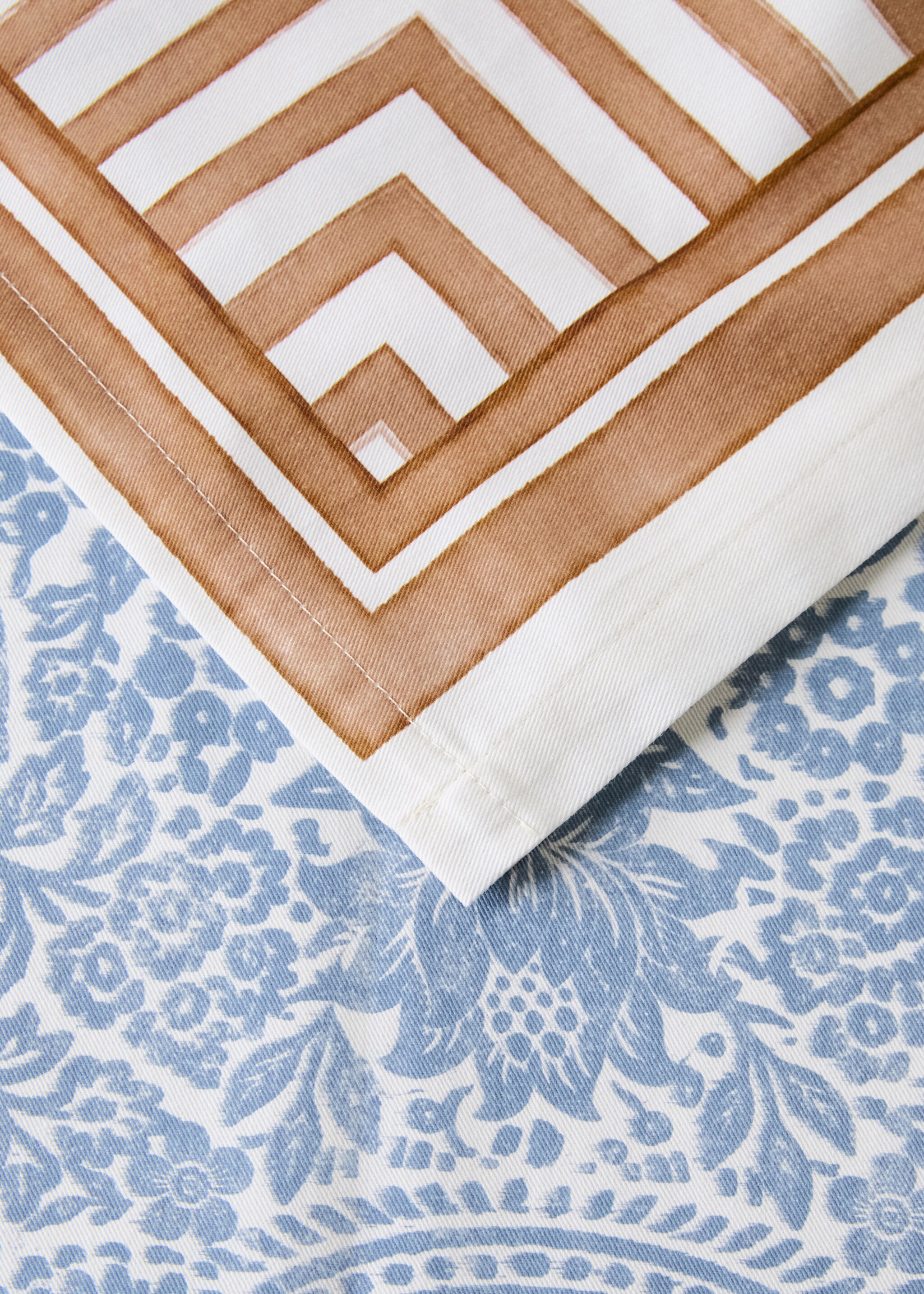 Τραπεζομάντηλο από βαμβάκι με ρίγες και λουλουδάτα μοτίβα για 6 έως 8 άτομα - Λεπτομέρεια του προϊόντος 1, Μπλε. Ref: 27001520-00.