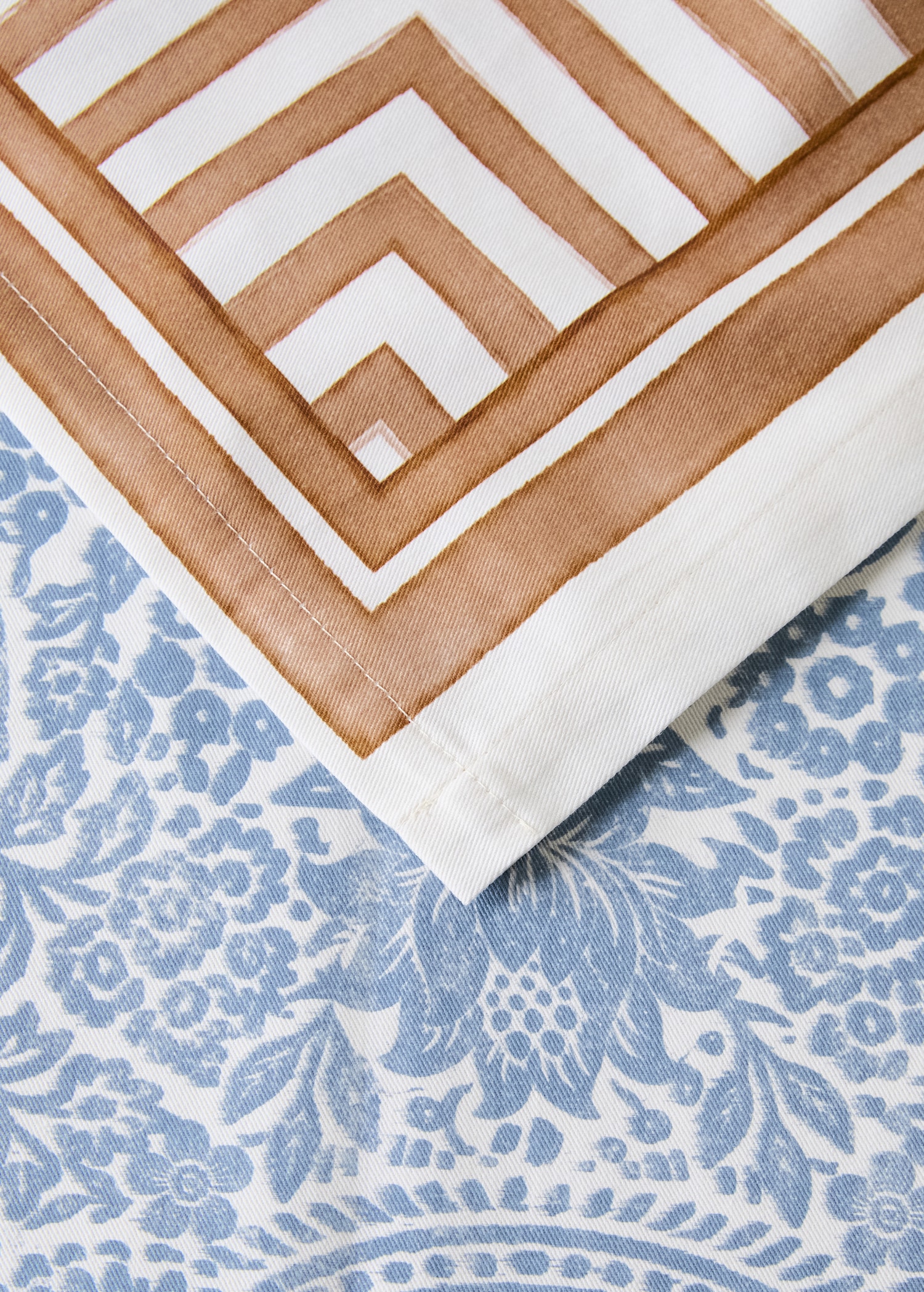 Nappe en coton à rayures motifs fleurs 2 à 4 convives - Détail de l'article 1