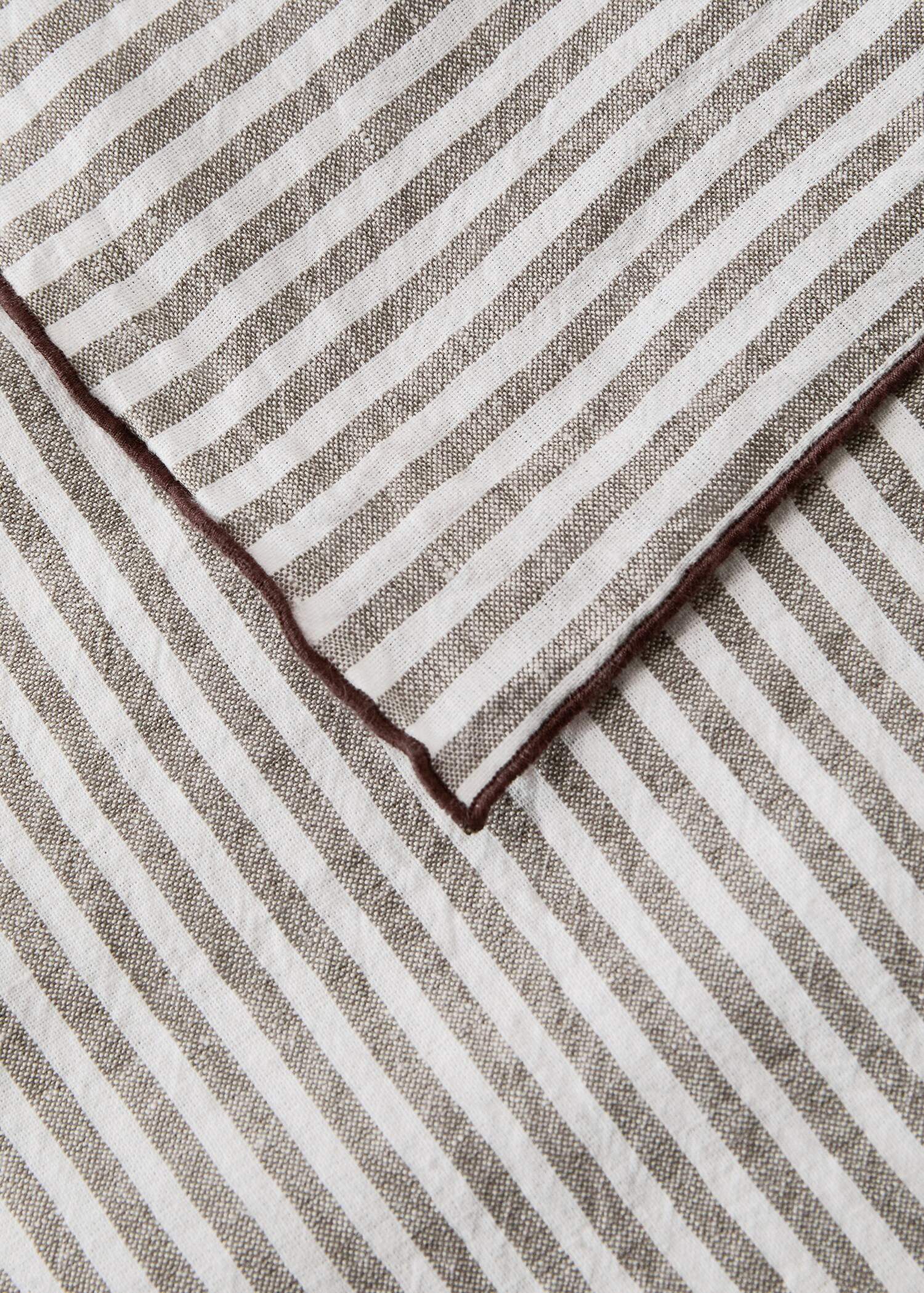 Linen cotton tablecloth with striped design for 6 to 8 diners - Details of the article 1
