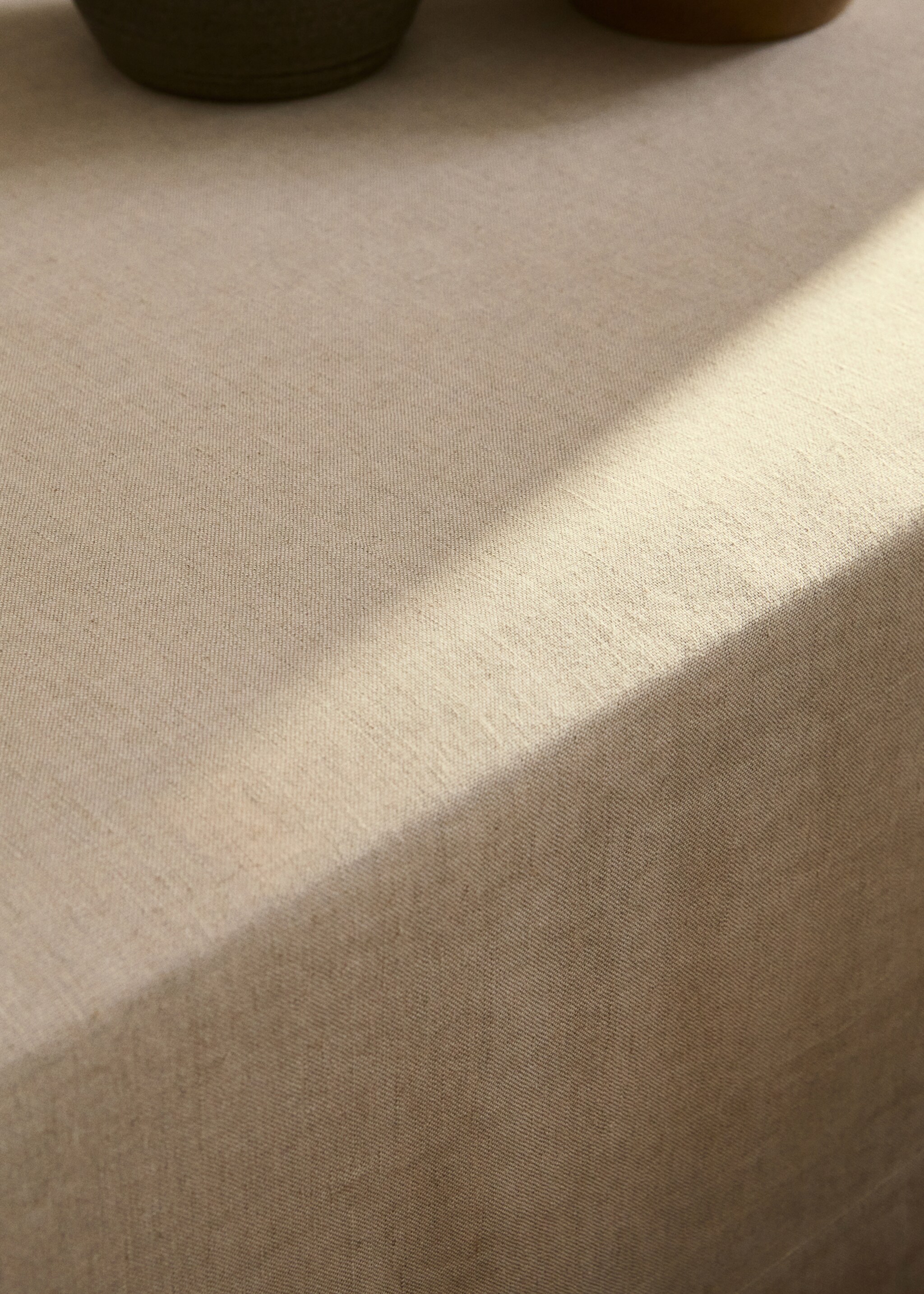 Linen tablecloth for 6 to 8 diners - Details of the article 6, Sand. Ref: 27001550-00.