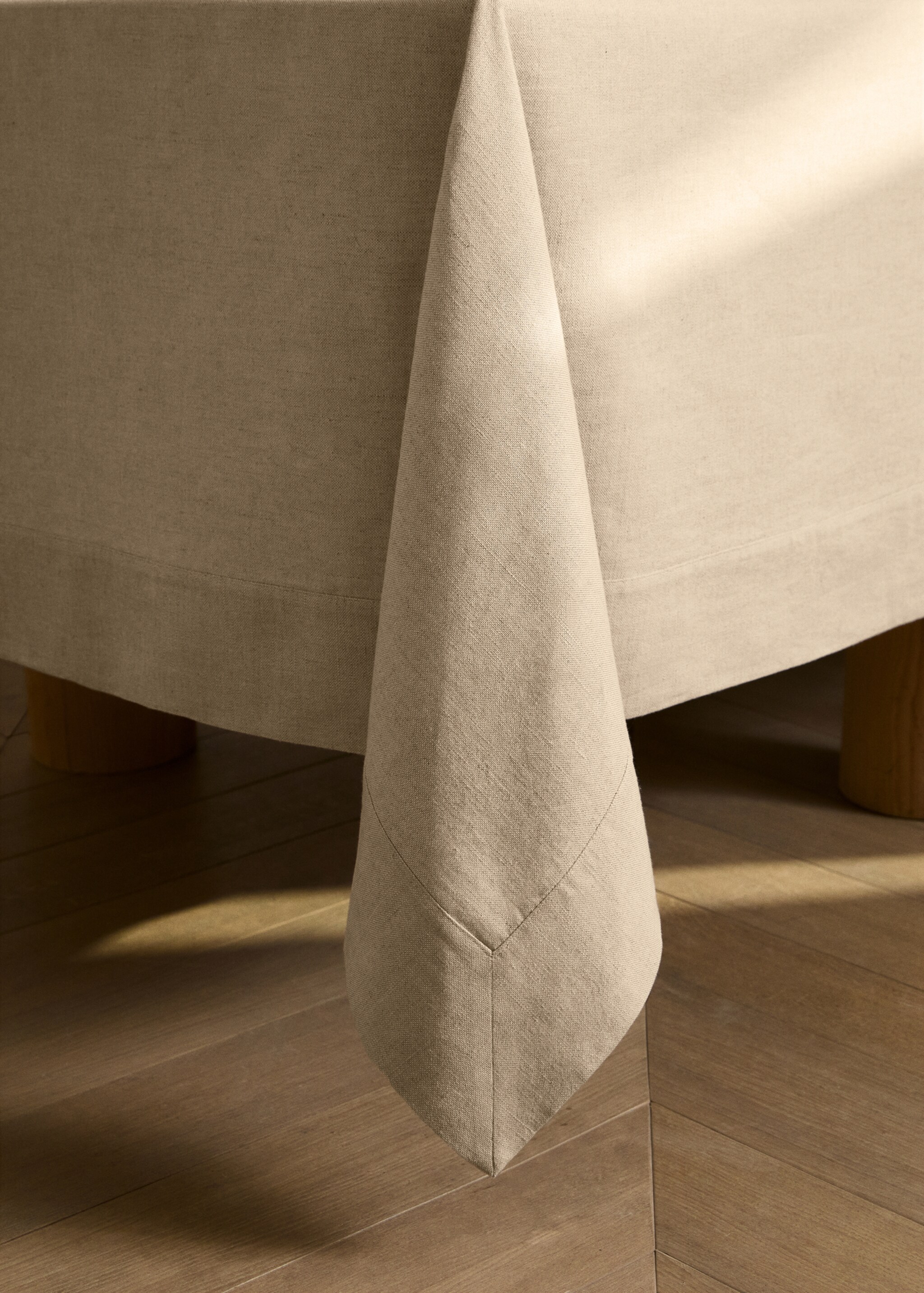 Linen tablecloth for 6 to 8 diners - Details of the article 7, Sand. Ref: 27001550-00.