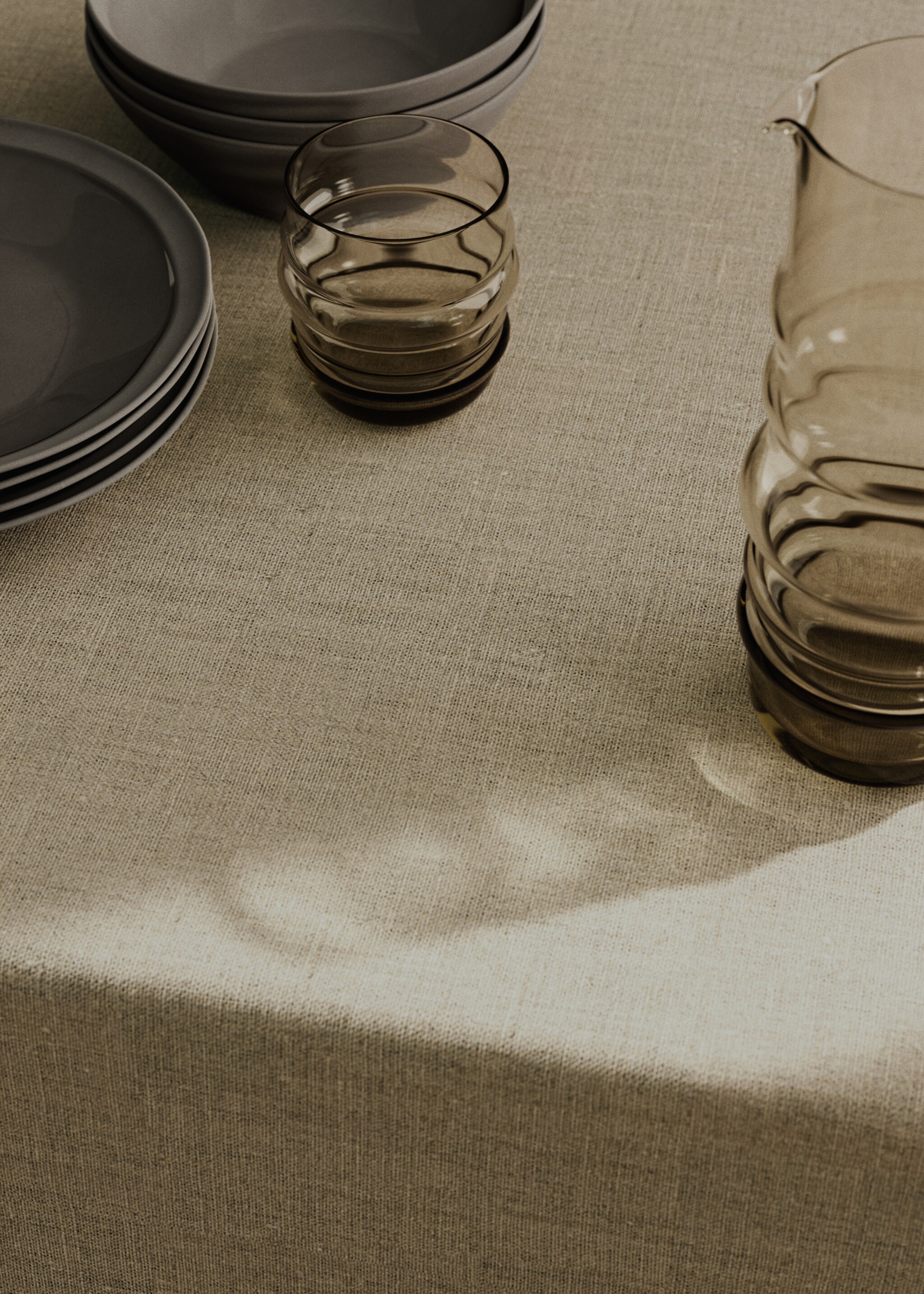 Resin-coated linen tablecloth with contrasting overlock for 2 to 4 diners - Details of the article 7, Light/Pastel Brown. Ref: 27001551-00.