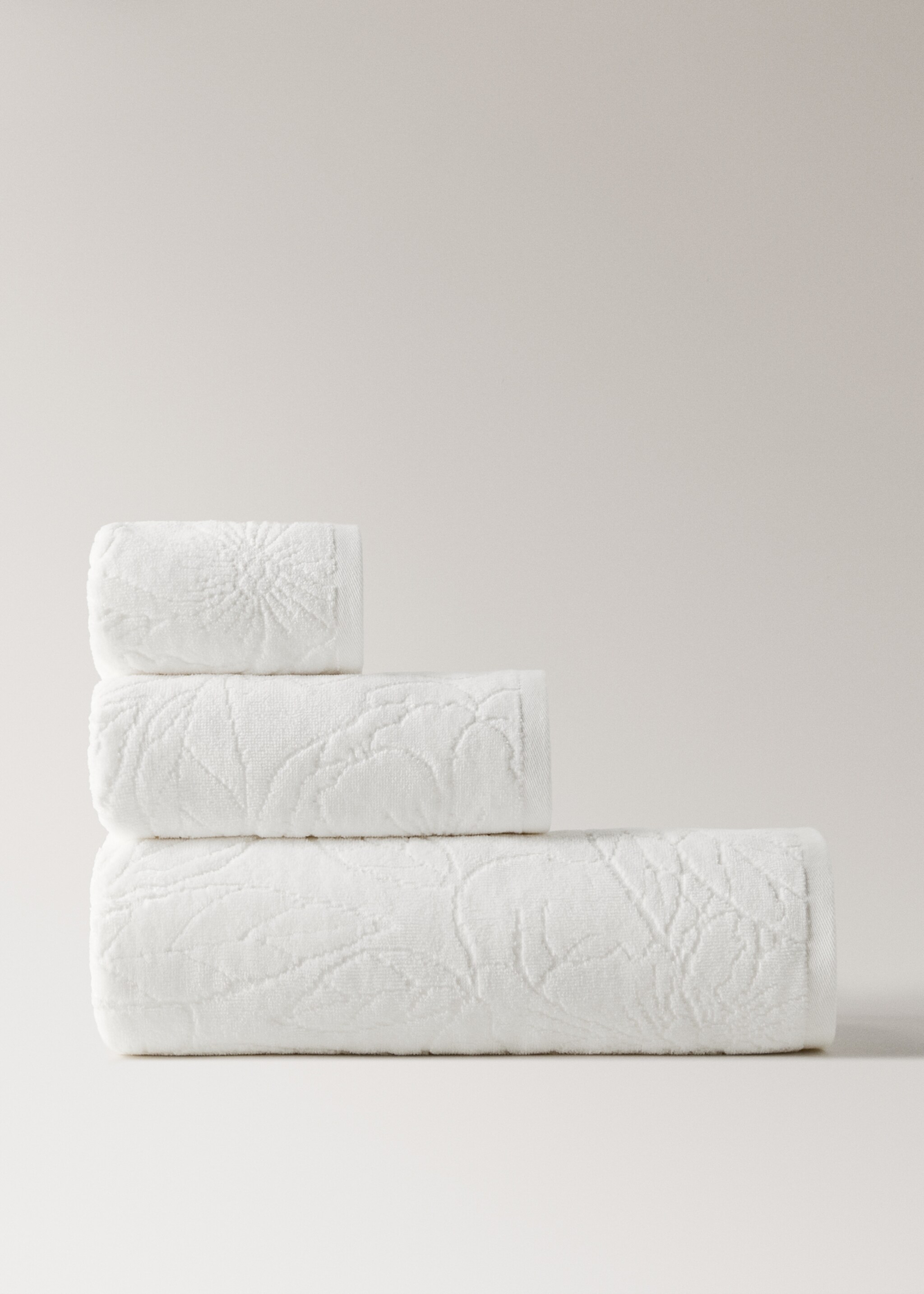 Cotton jacquard guest towel with lace trim - Article without model, Off White. Ref: 27001558-00.