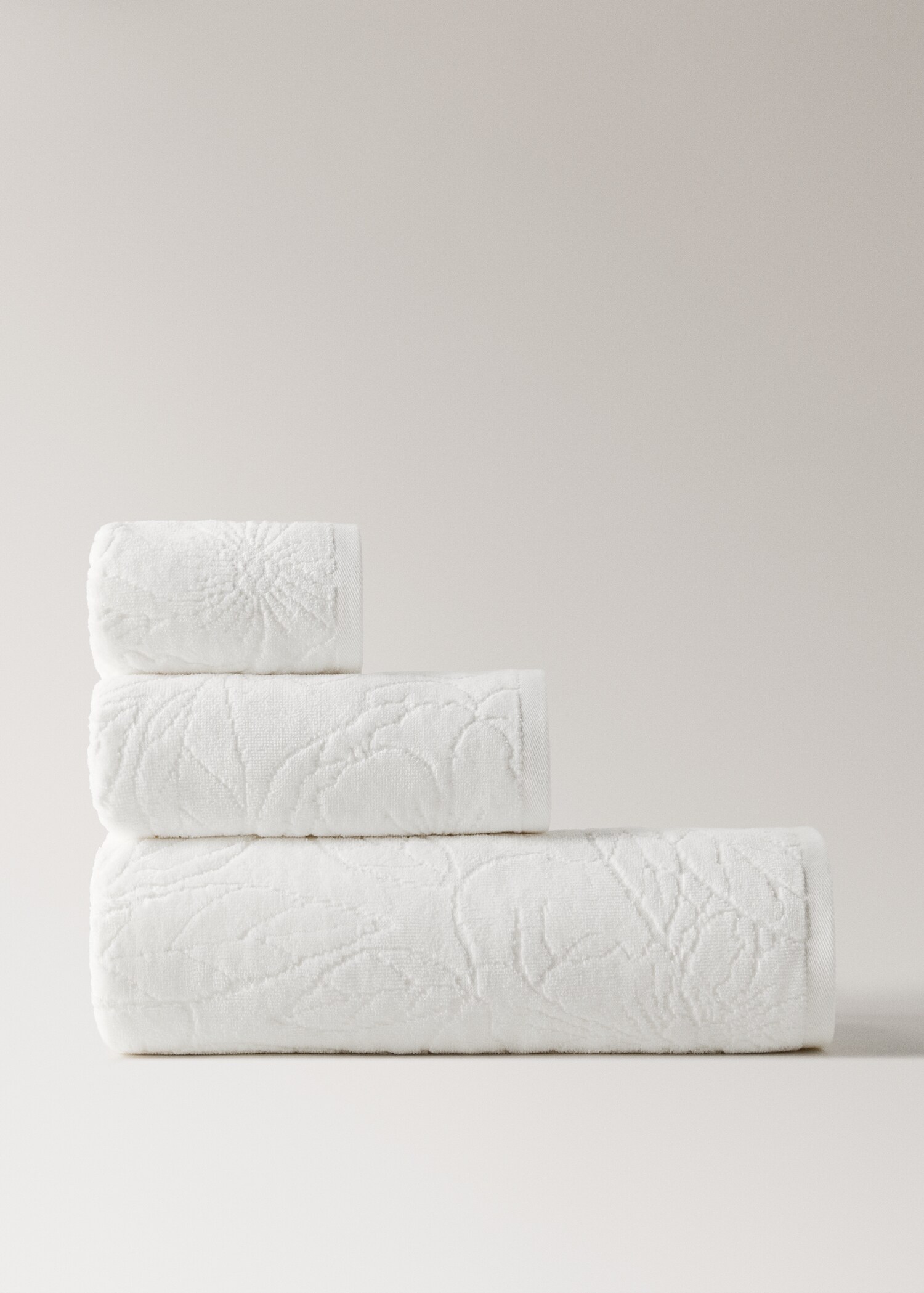 Cotton jacquard washbasin towel with lace trim - Article without model