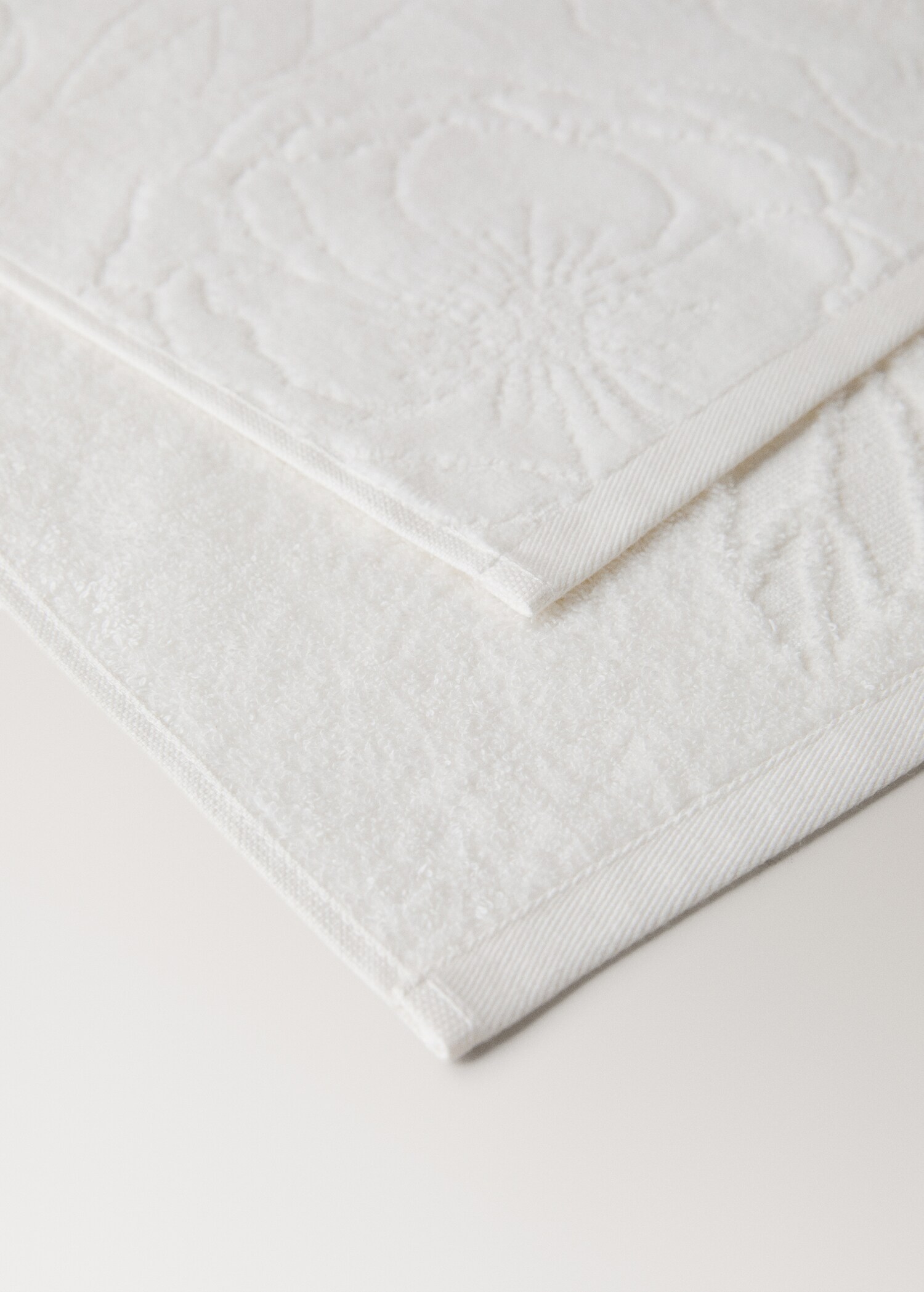 Cotton jacquard washbasin towel with lace trim - Details of the article 2