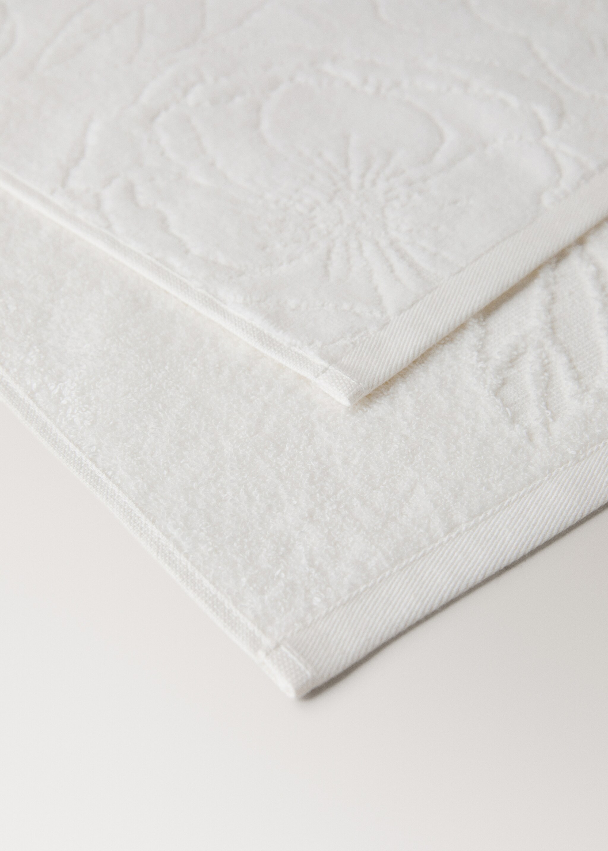 Cotton jacquard bath towel with lace edge - Details of the article 2, Off White. Ref: 27001560-00.