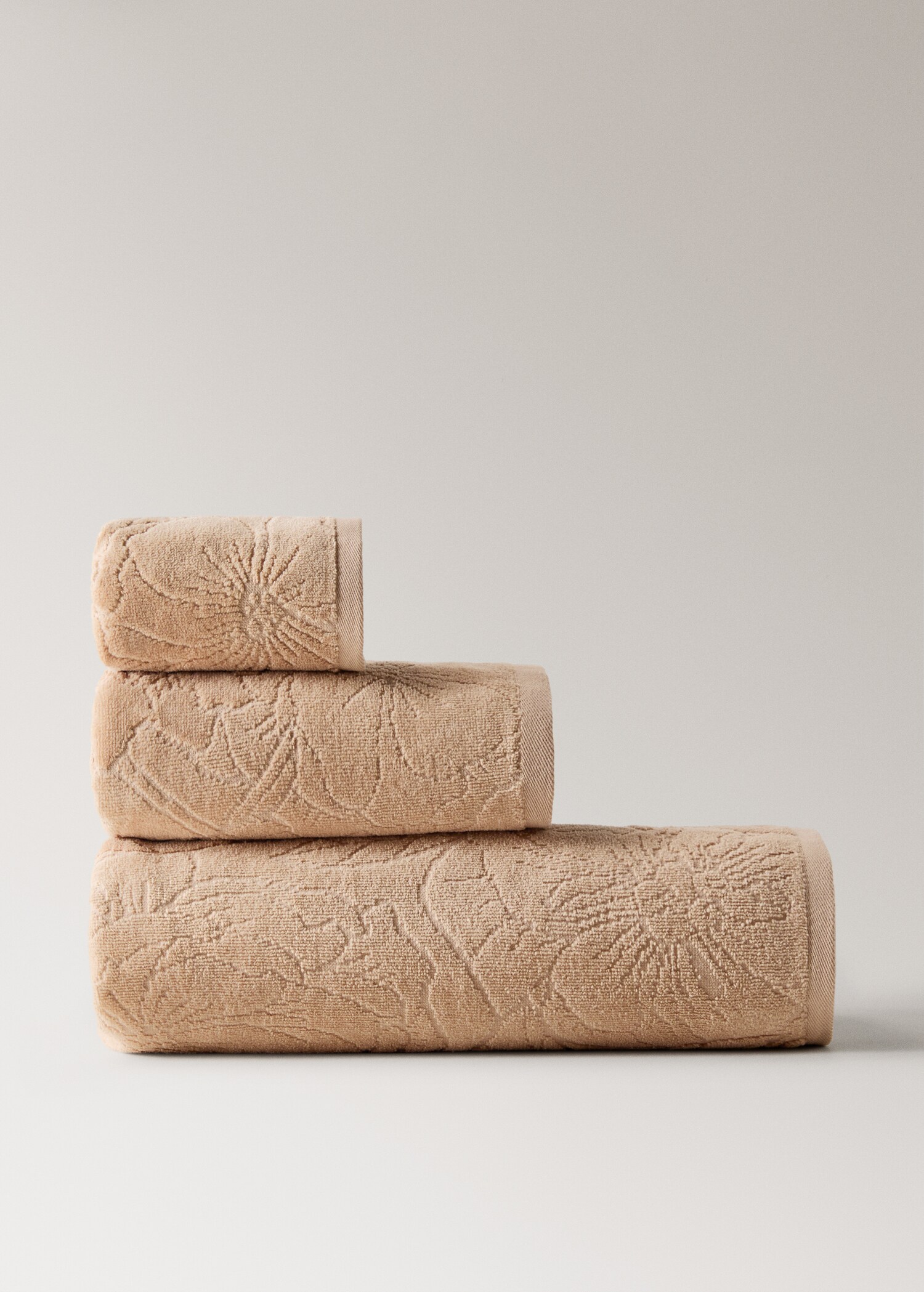 Cotton jacquard bath towel with lace edge - Article without model