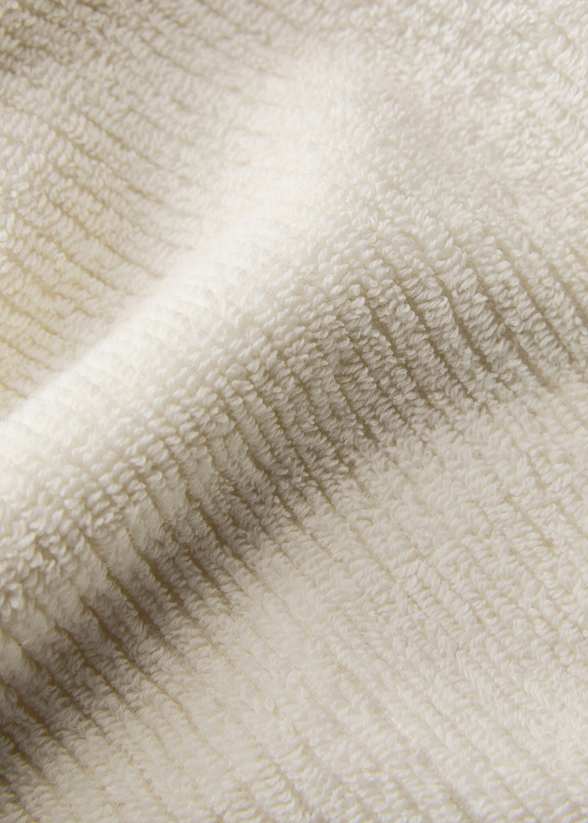 Textured bath towel with fringes - Details of the article 2, Ecru. Ref: 27001561-00.