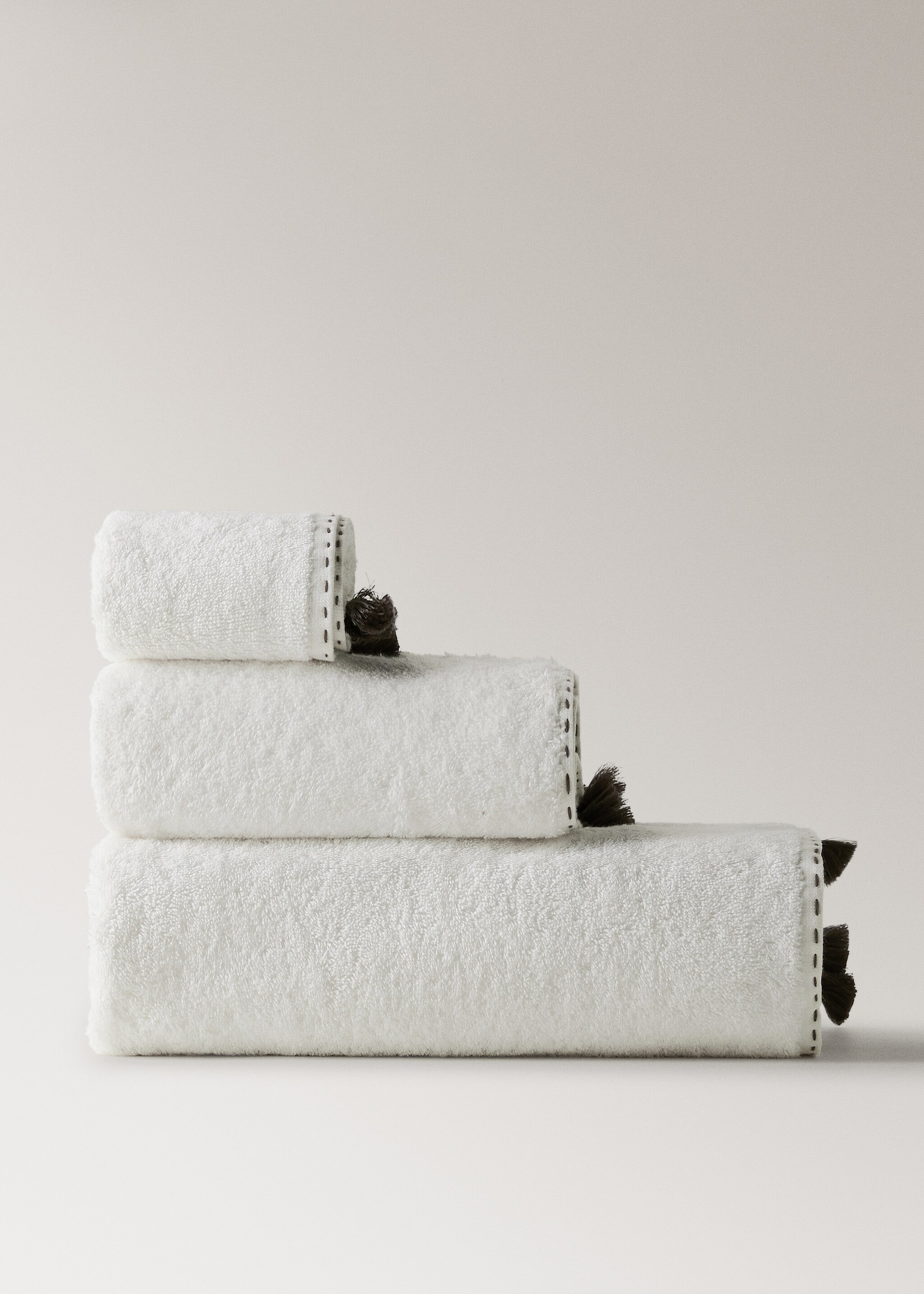 Guest towel with topstitching finish and pompom detail - Article without model, Off White. Ref: 27001567-00.