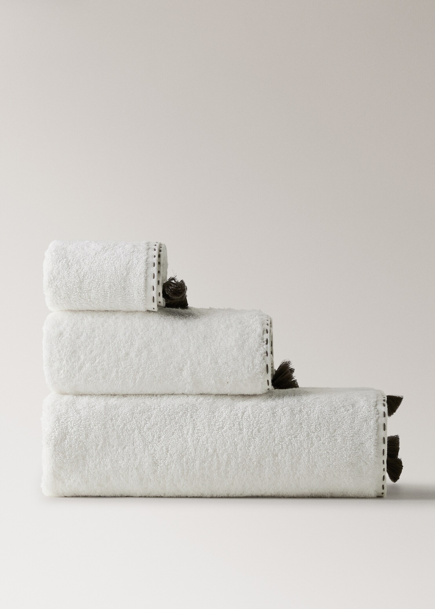 Guest towel with topstitching finish and pompom detail - Article without model