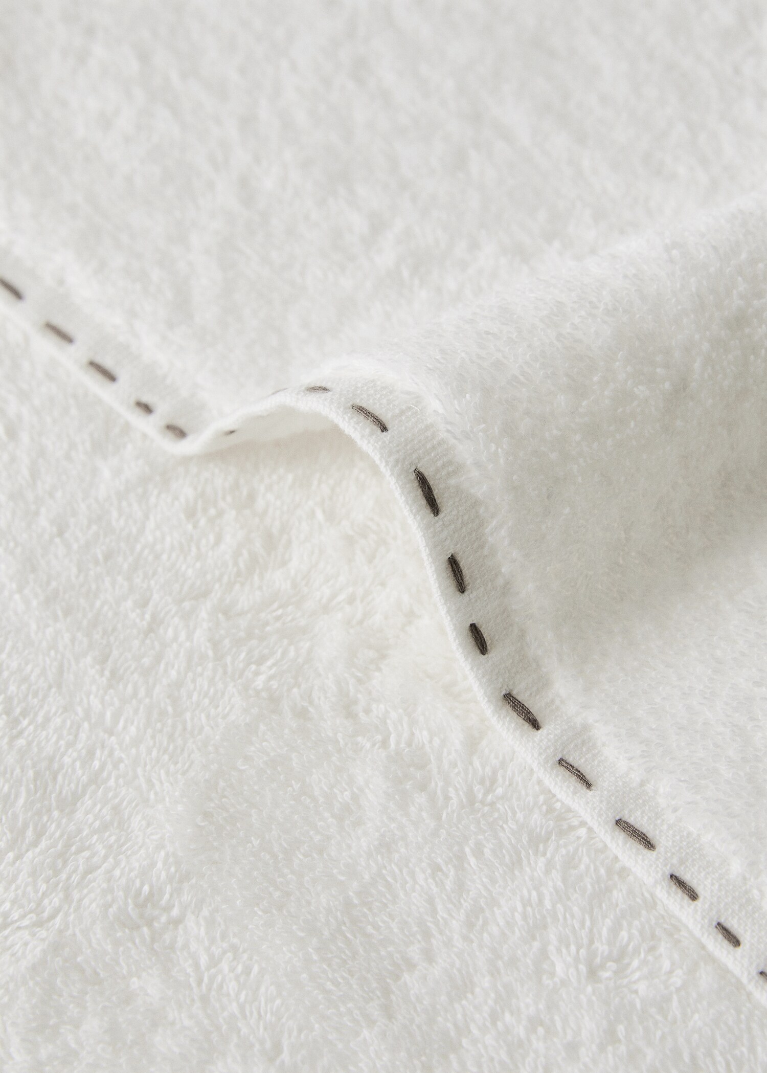 Guest towel with topstitching finish and pompom detail - Details of the article 1