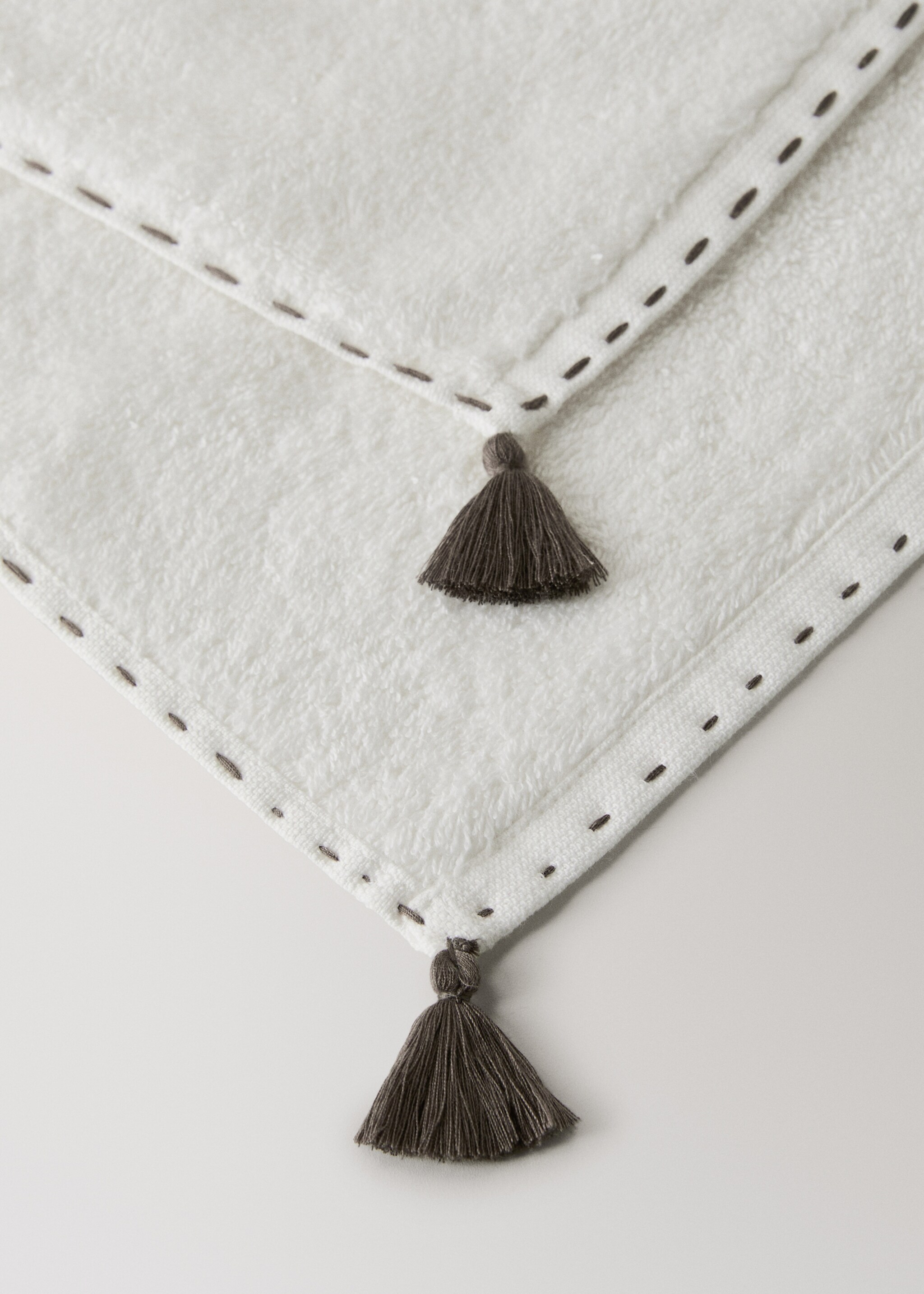Guest towel with topstitching finish and pompom detail - Details of the article 2, Off White. Ref: 27001567-00.