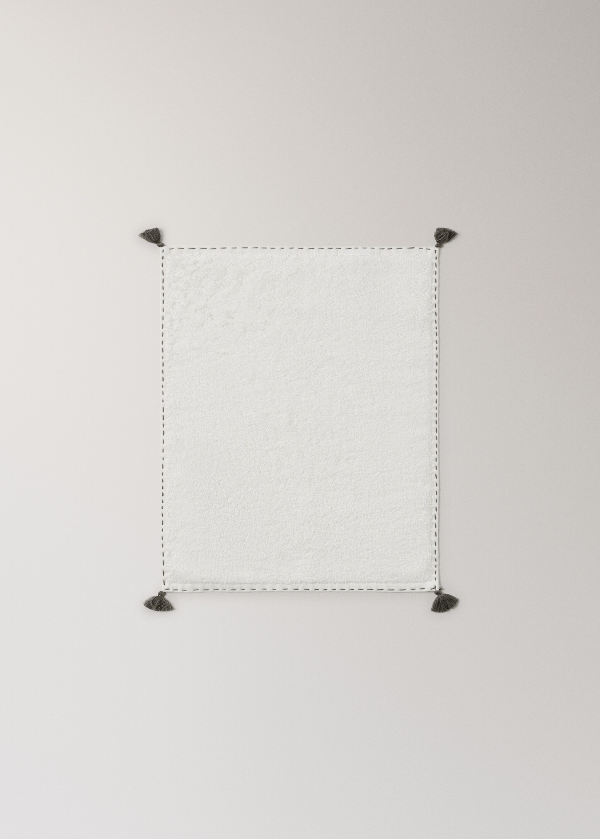 Guest towel with topstitching finish and pompom detail - Details of the article 3, Off White. Ref: 27001567-00.