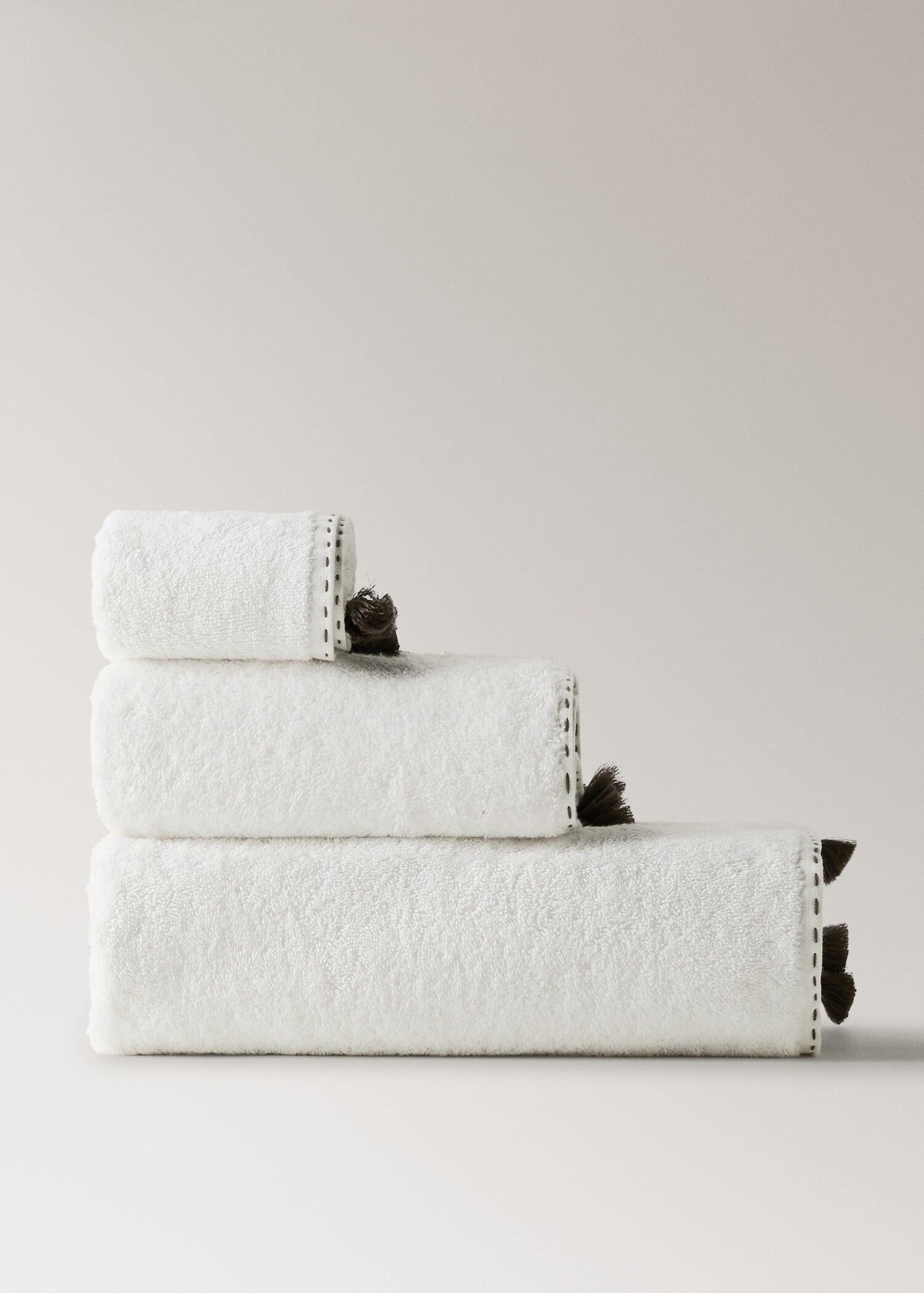 Bath towel with topstitch finish and pompom detail - Article without model