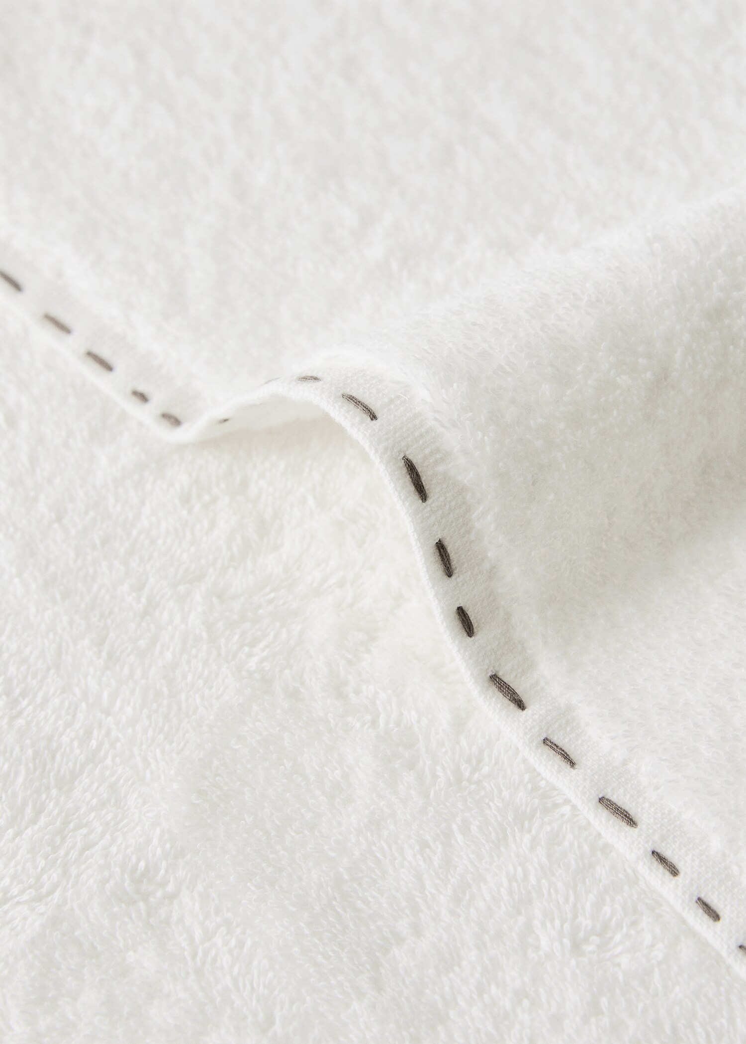 Bath towel with topstitch finish and pompom detail - Details of the article 1