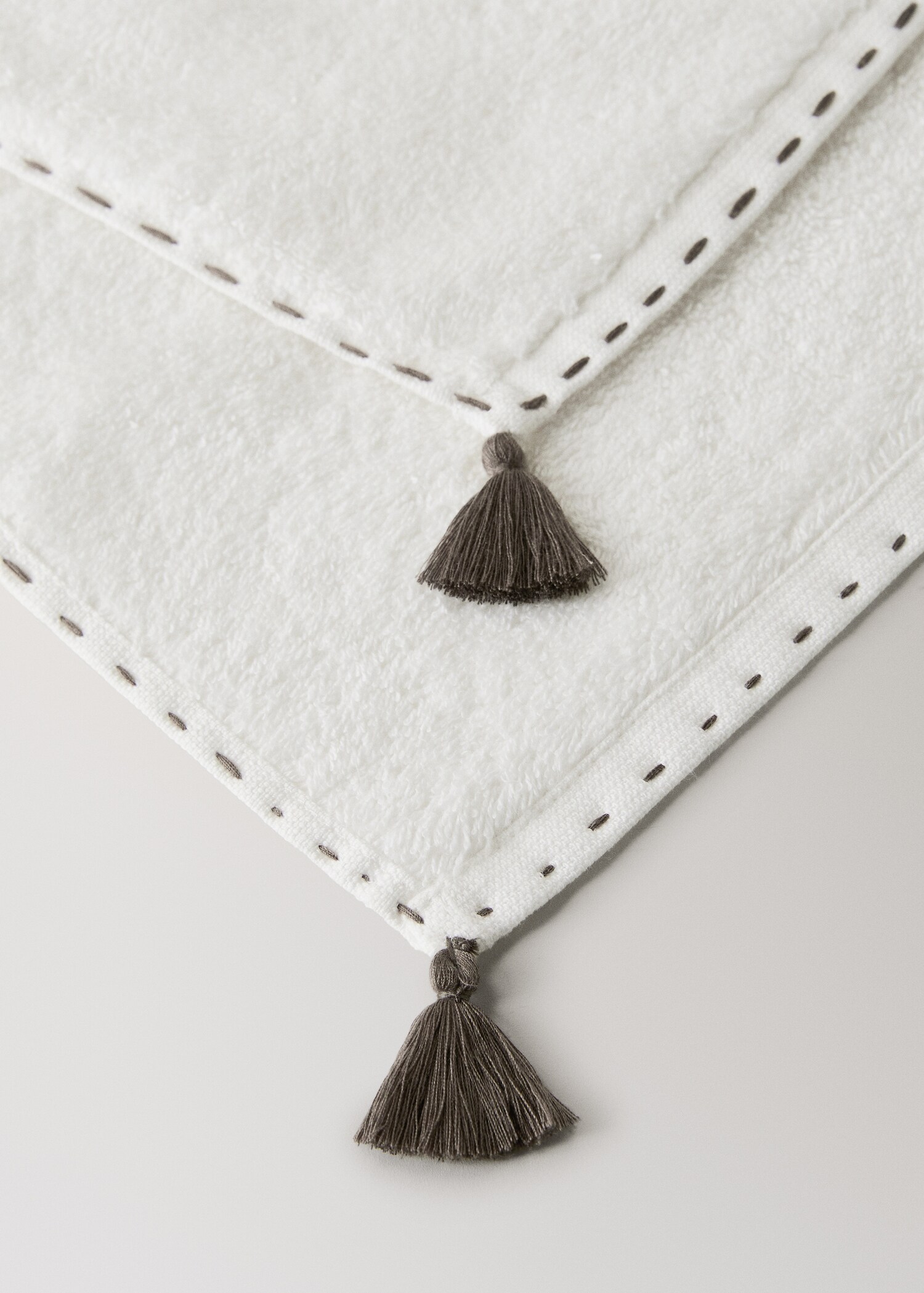 Bath towel with topstitch finish and pompom detail - Details of the article 2