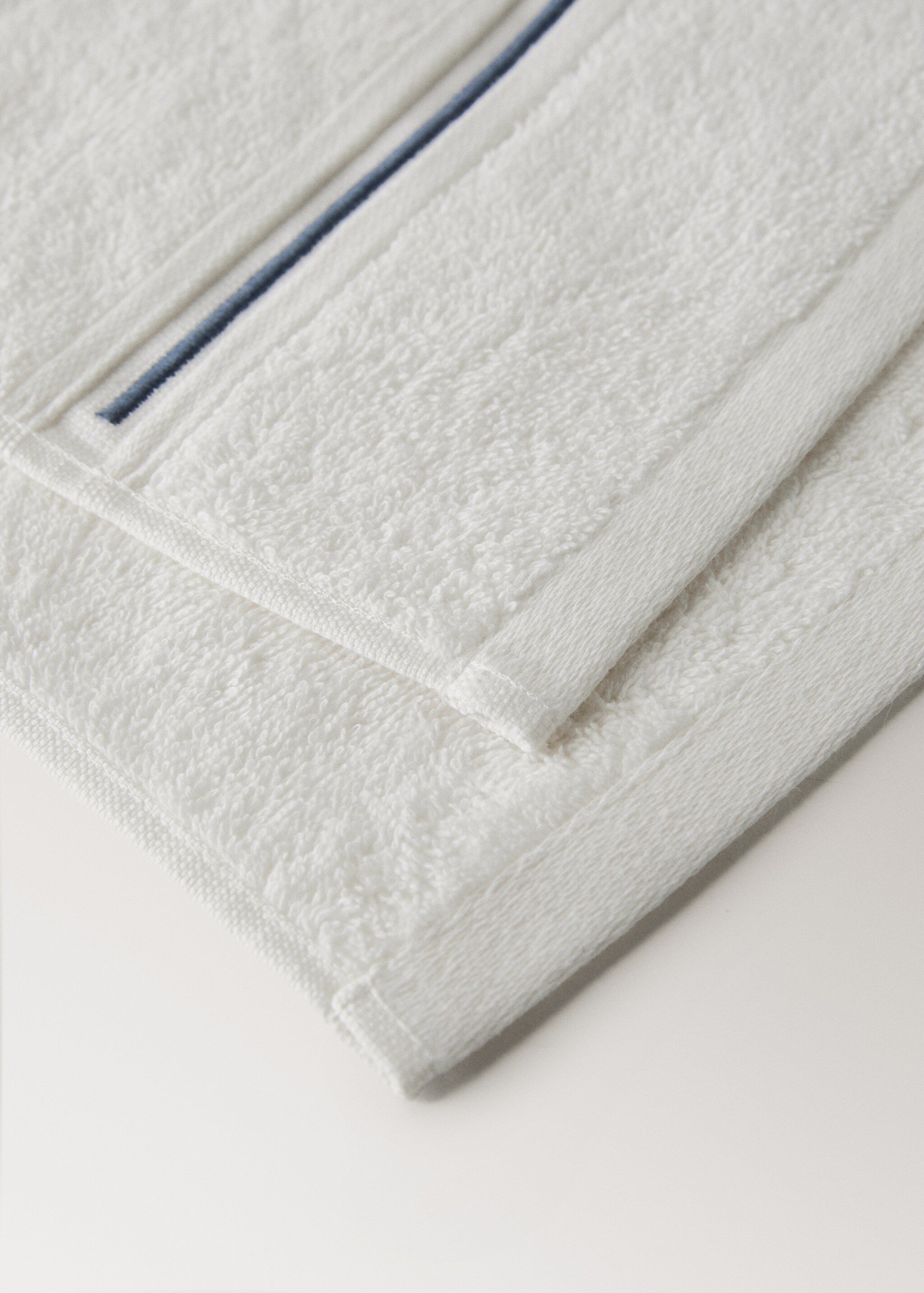 Katoenen gastendoekje met geborduurde festonrand - Detail van het artikel 2, Wit. Ref: 27001571-00.