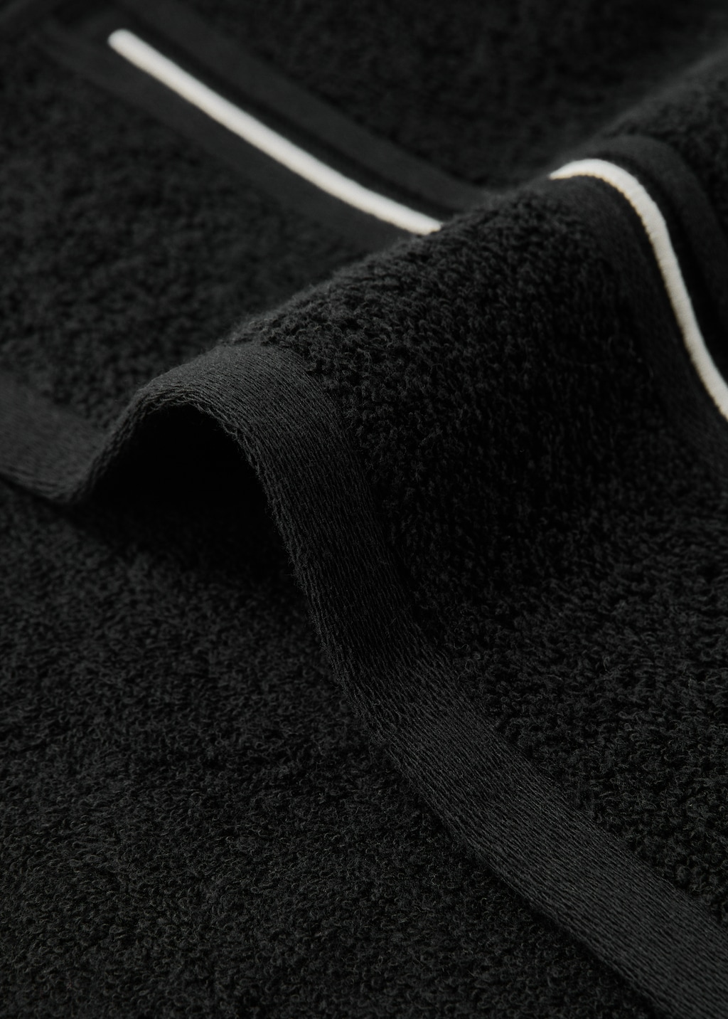 Cotton hand towel with embroidered scalloped edge