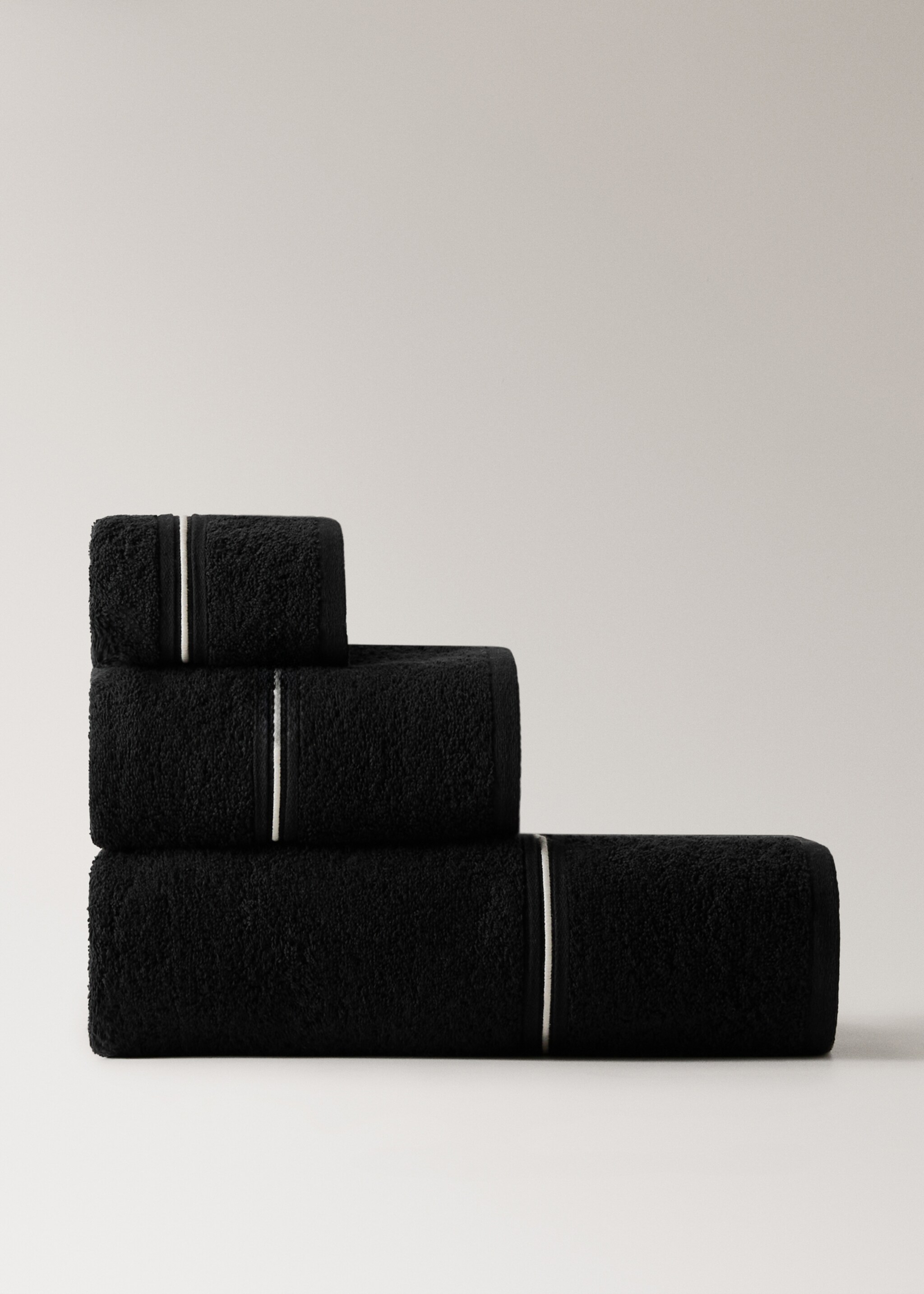 Baumwollwaschtuch mit gesticktem Saum - Artikel ohne Model, Schwarz. Ref: 27001572-00.